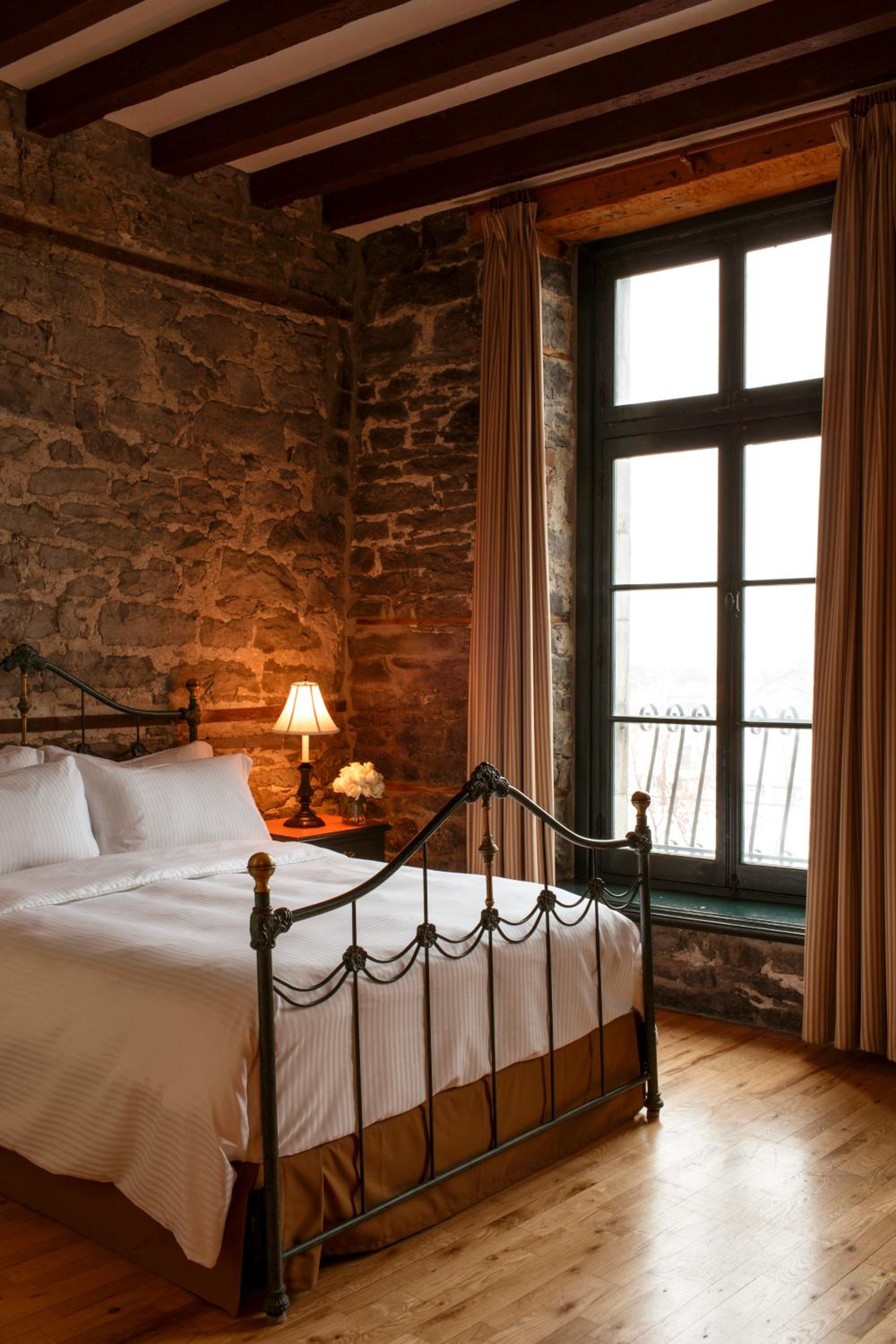 Signature Queen Room - St Laurent River Front thumbnail 6