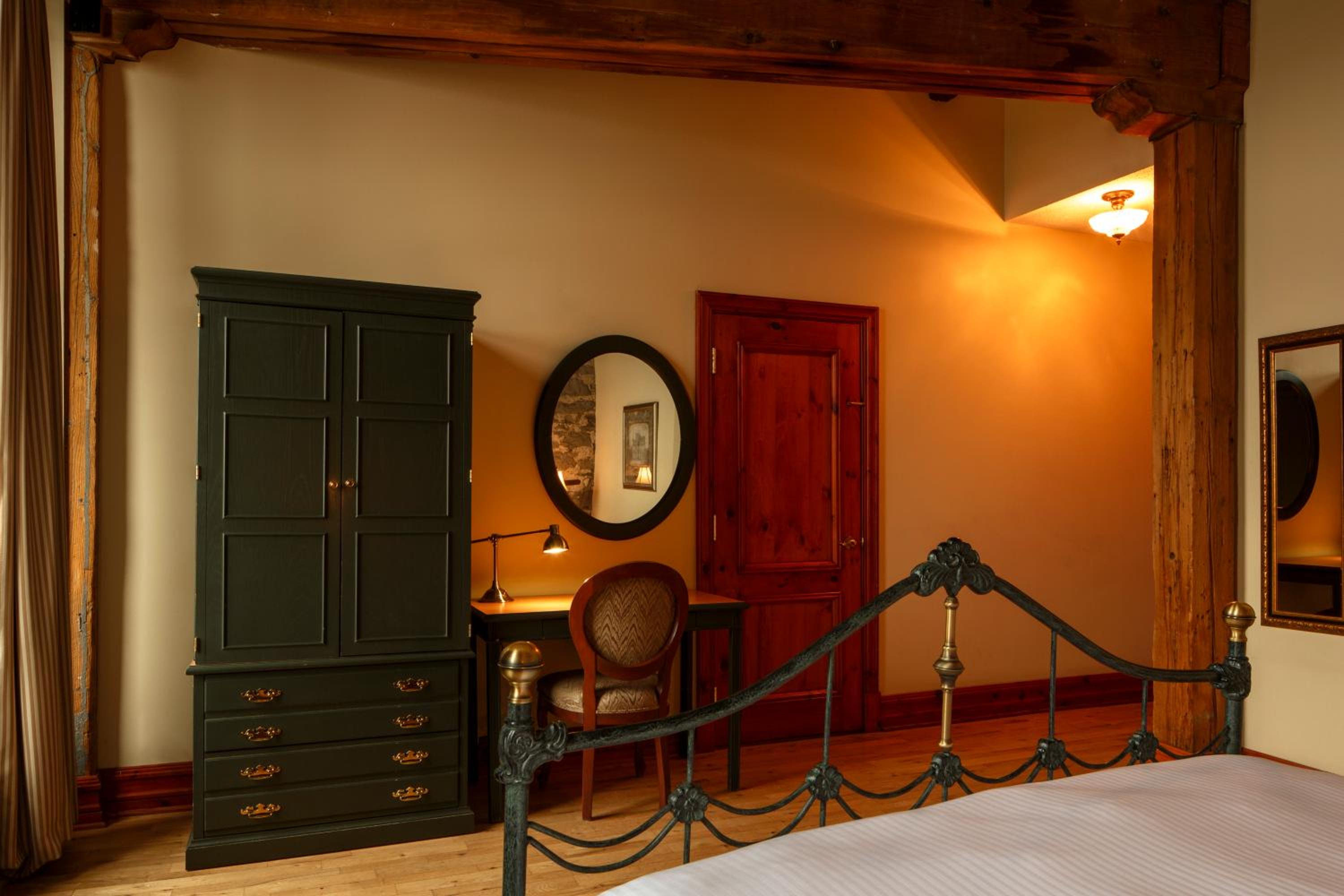Signature Queen Room - St Laurent River Front