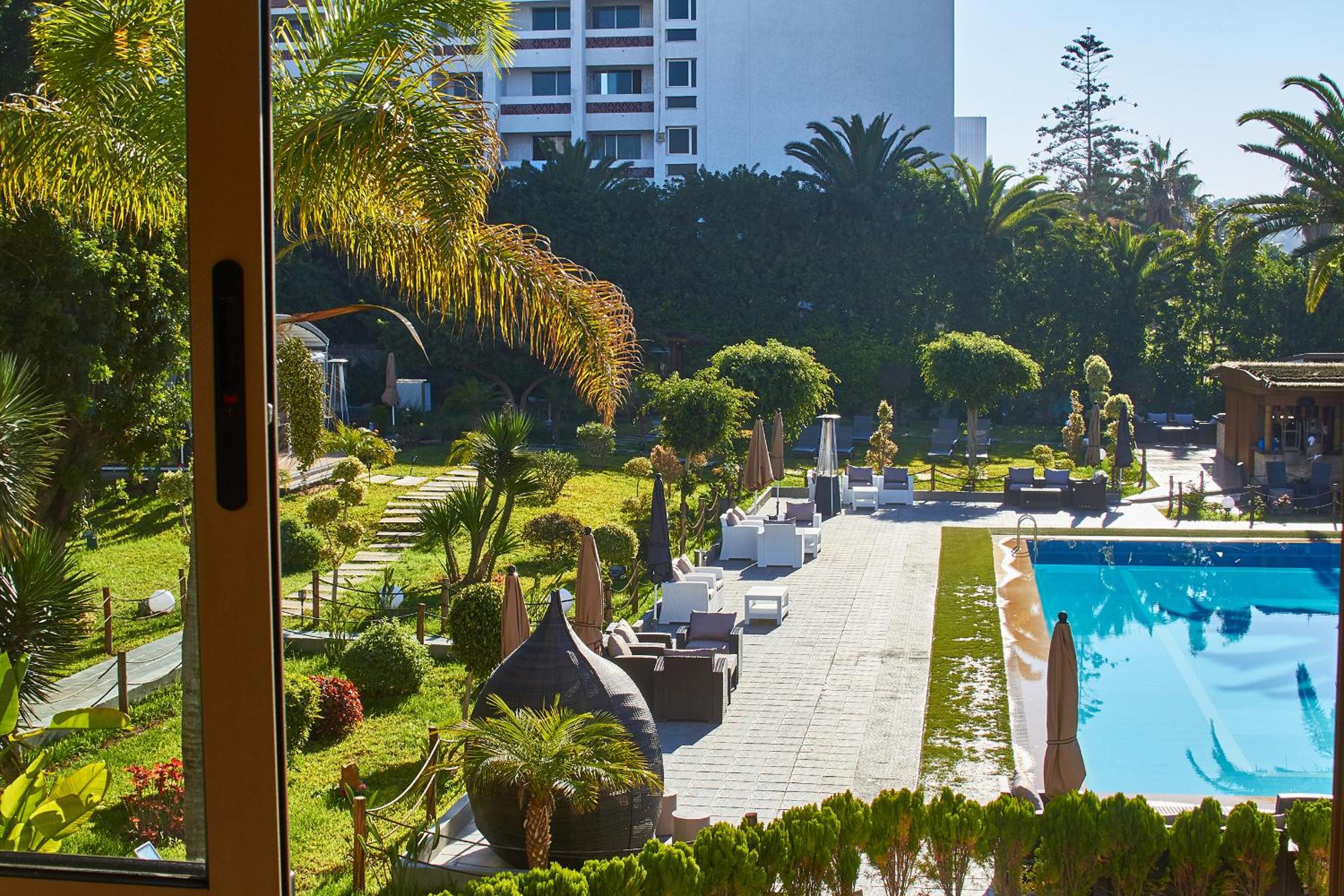 Double Room with Pool View - Photo 8