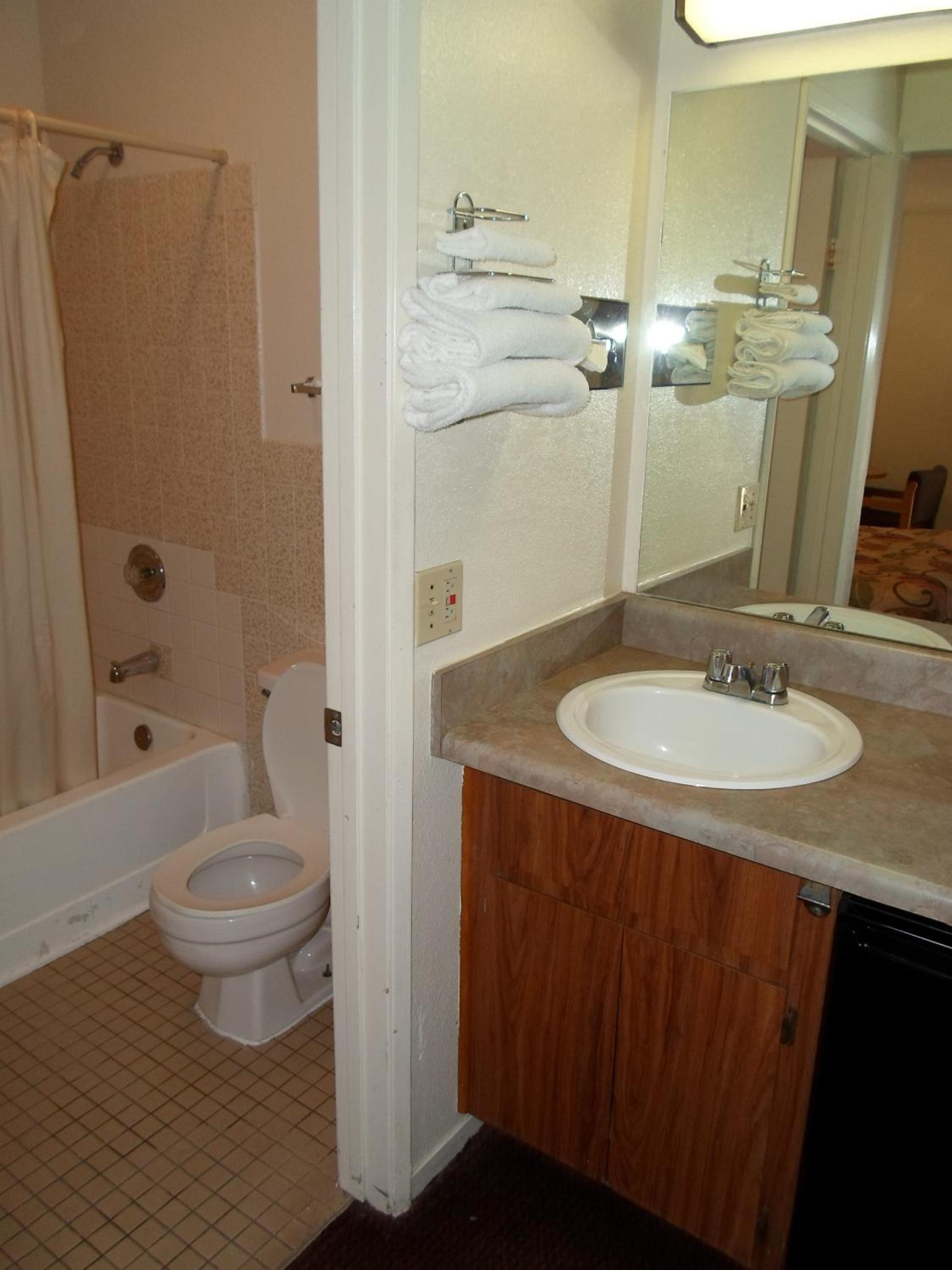 Queen Room - Non-Smoking photo 2