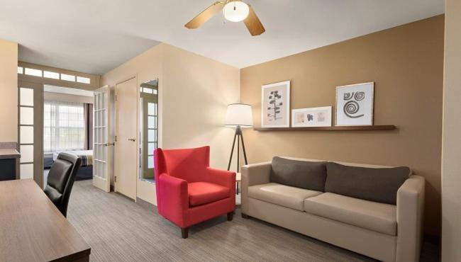 One-Bedroom King Suite - Disability Access/Non-Smoking photo 2