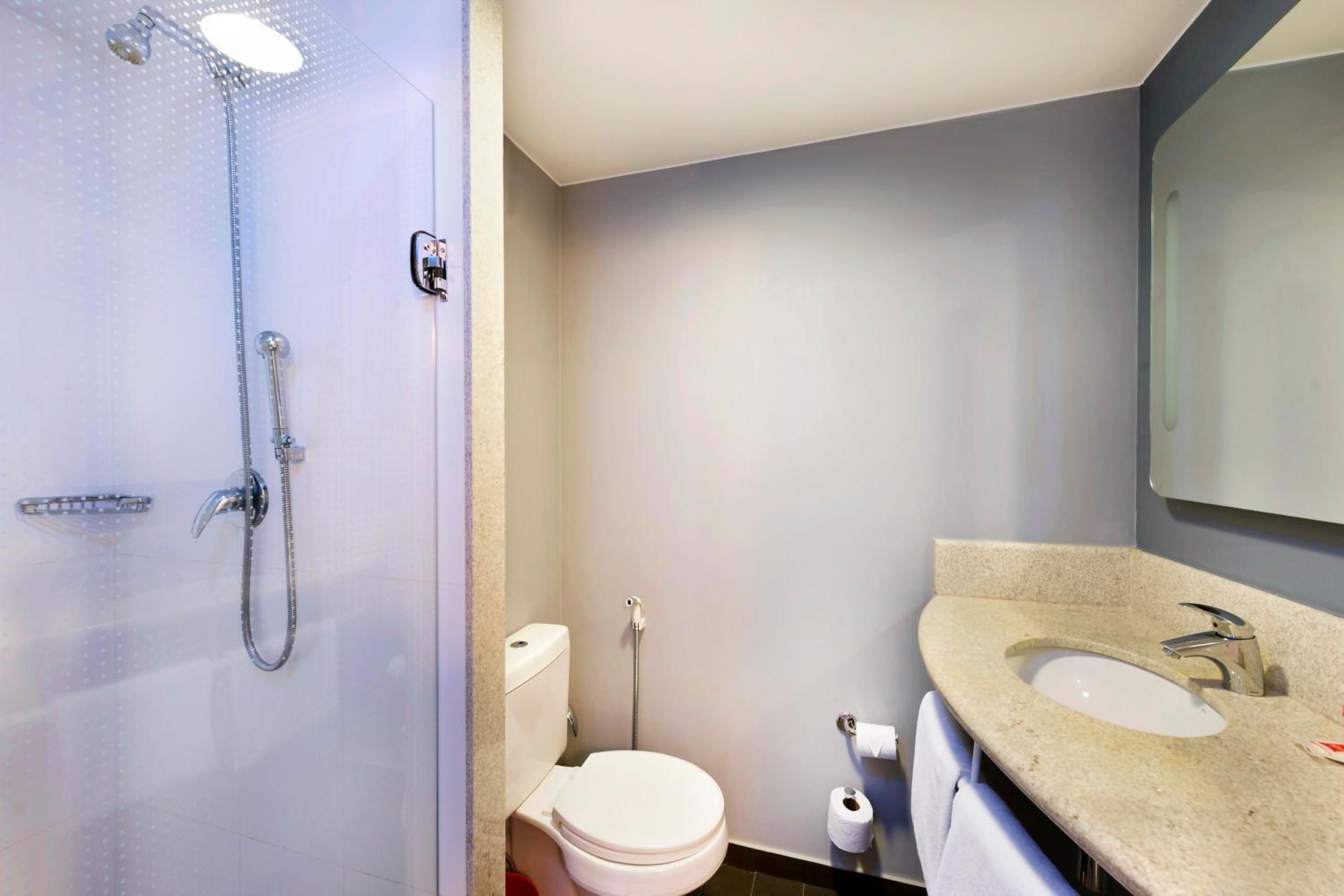 Standard Room with One Double Bed and One Single Bed photo 2
