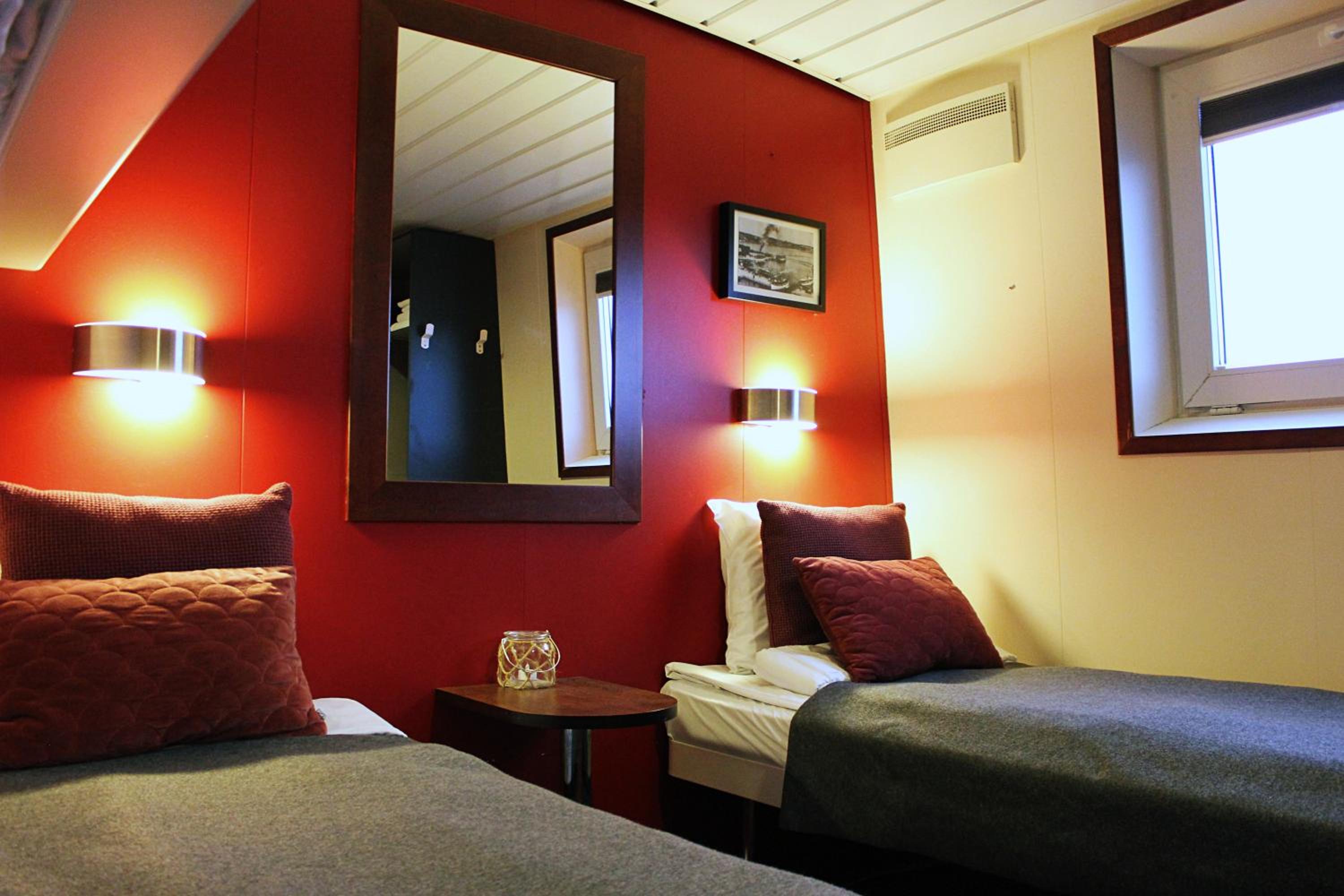 Twin Room with Lake View - No pets - Photo 1