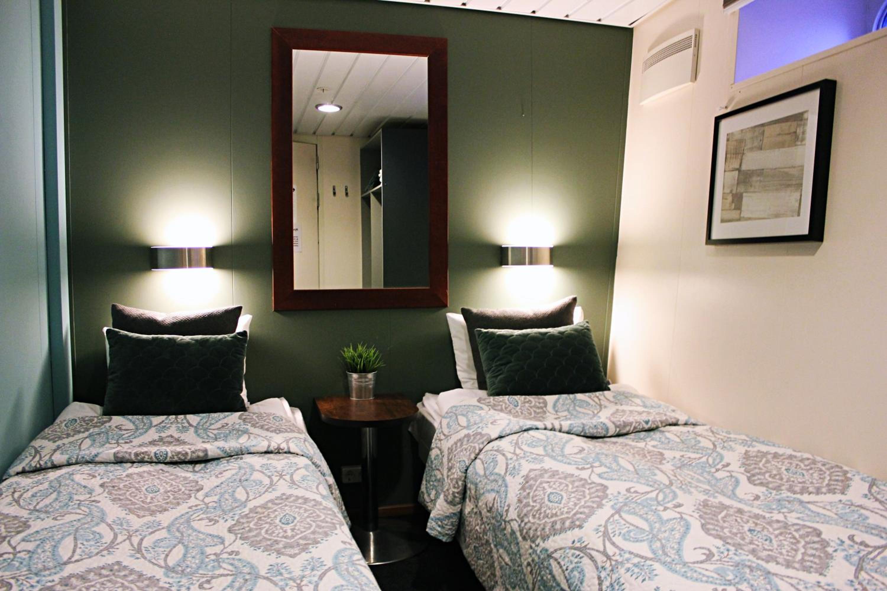 Lower Deck Standard Twin Room - No pets