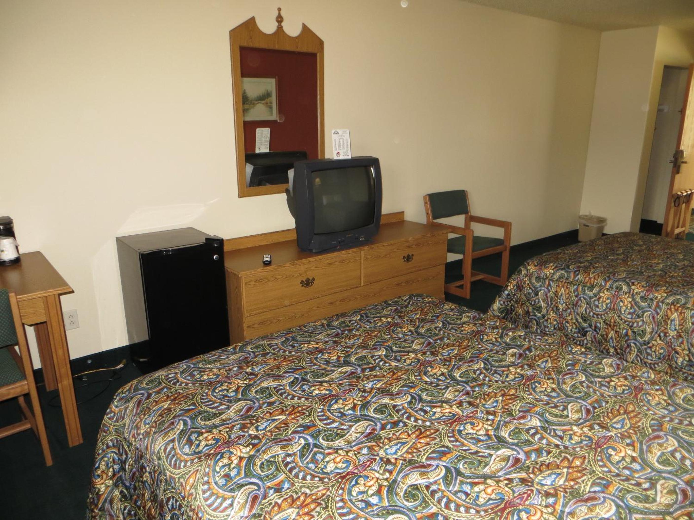 Queen Room with Two Queen Beds - Non-Smoking photo 3