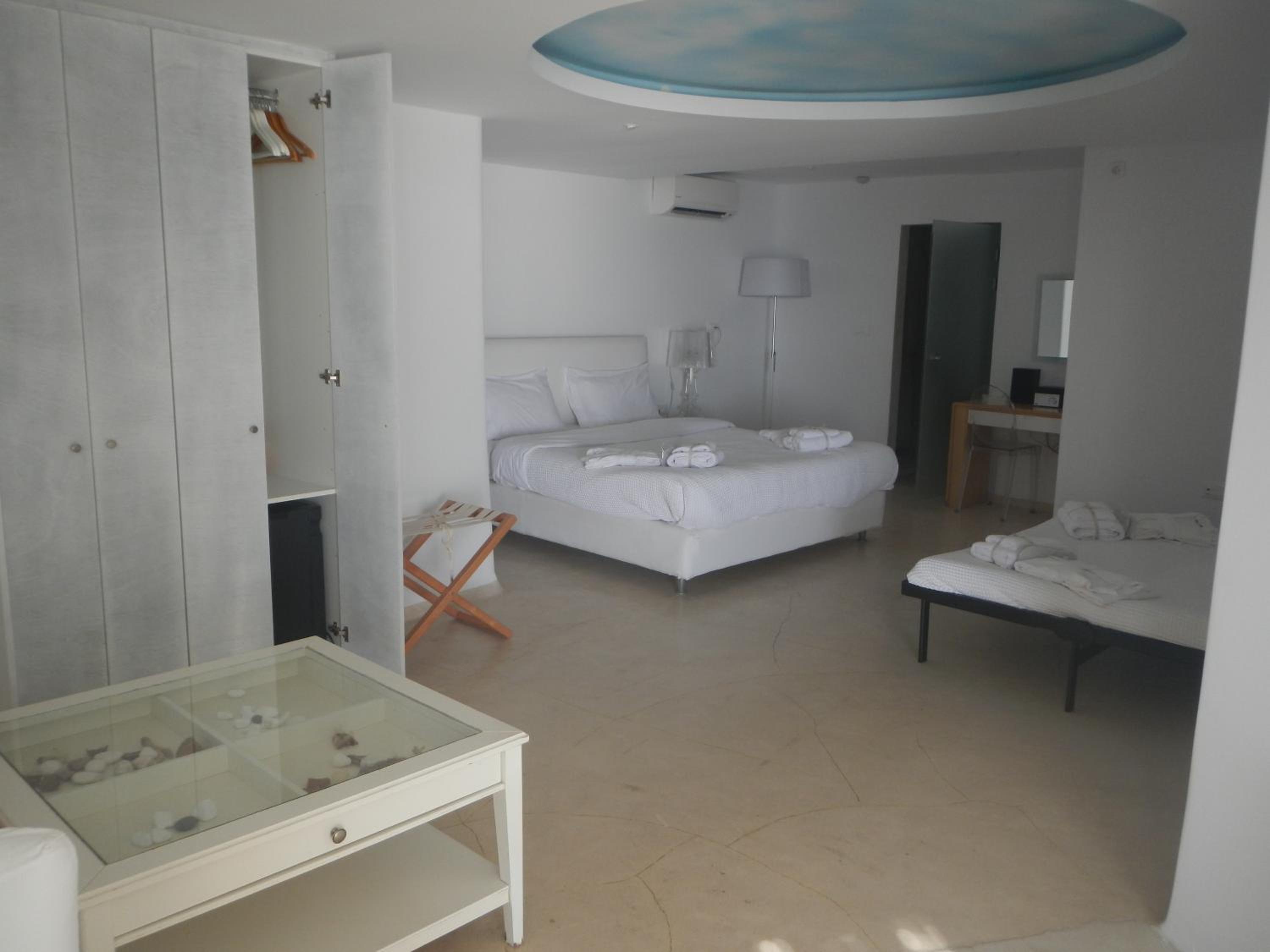 Executive Suite Caldera View with Outdoor Mini Plunge Pool Quadruple