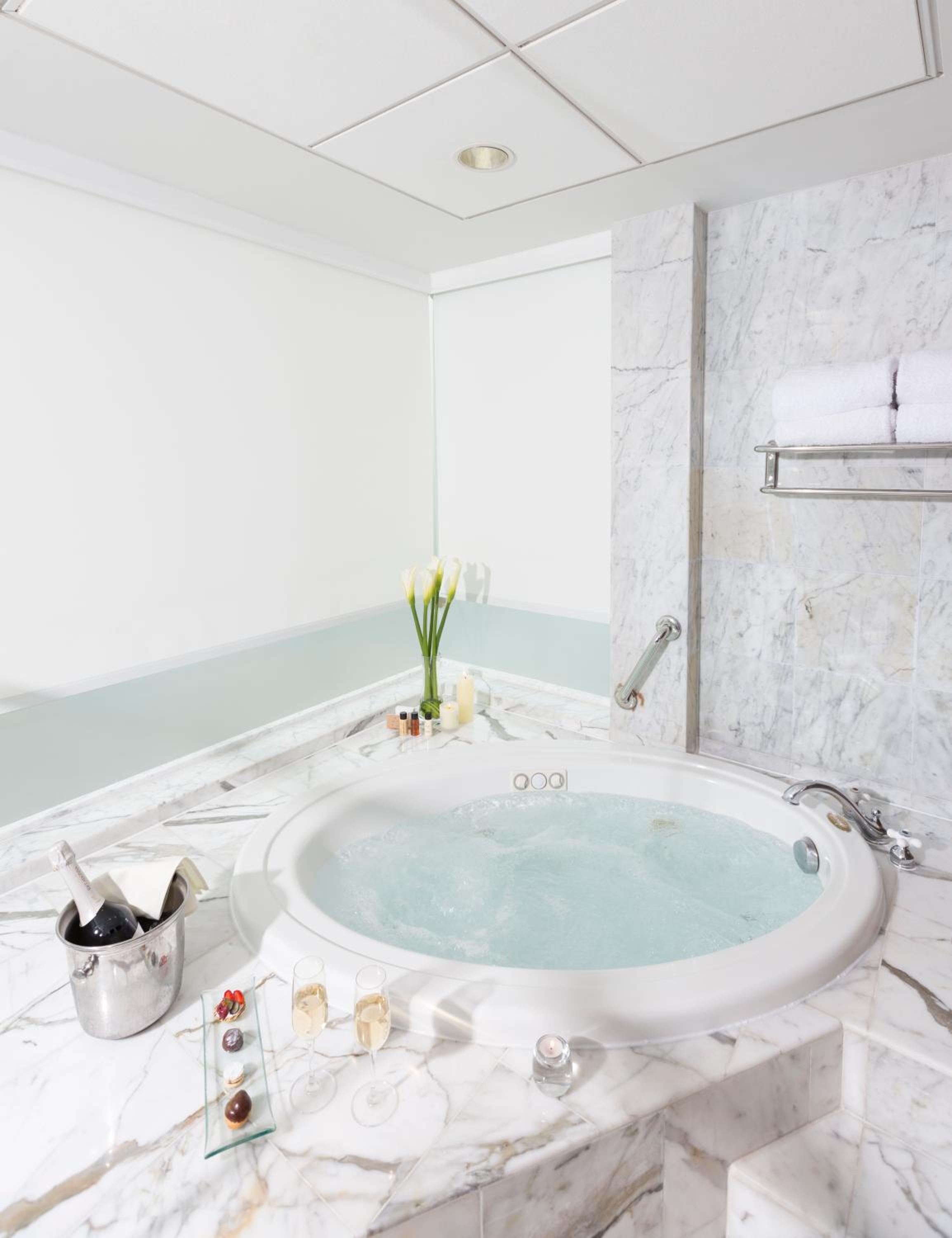 Deluxe Suite - Photo 12