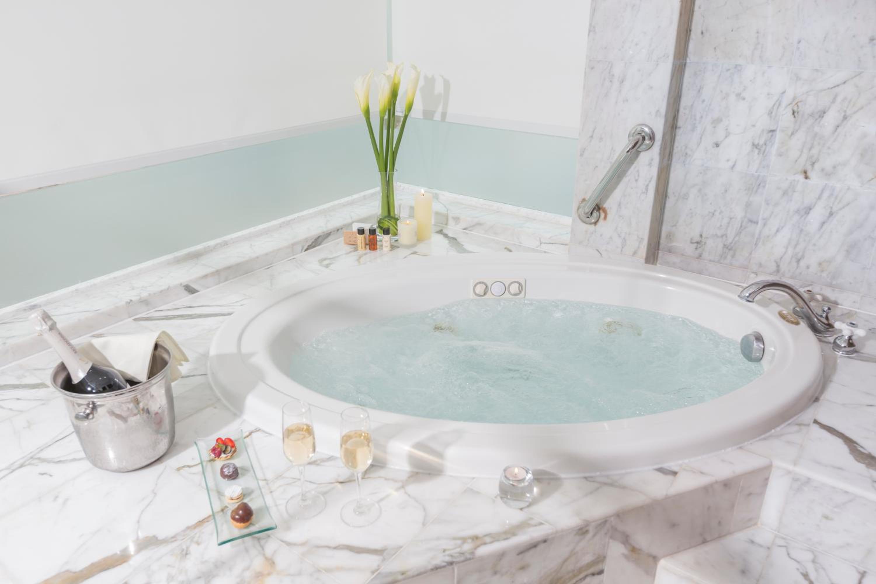 Deluxe Suite - Photo 11