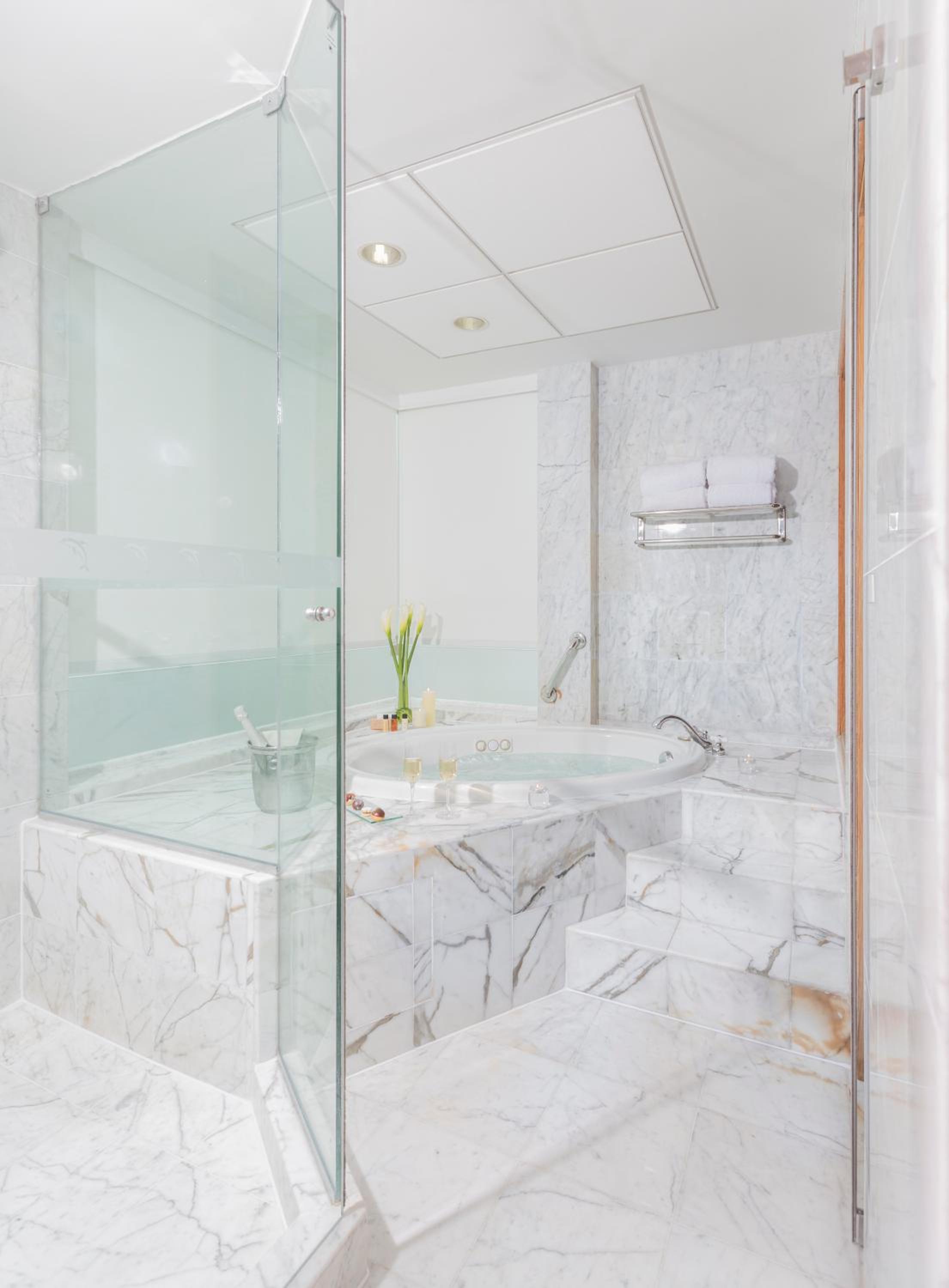 Deluxe Suite - Photo 9