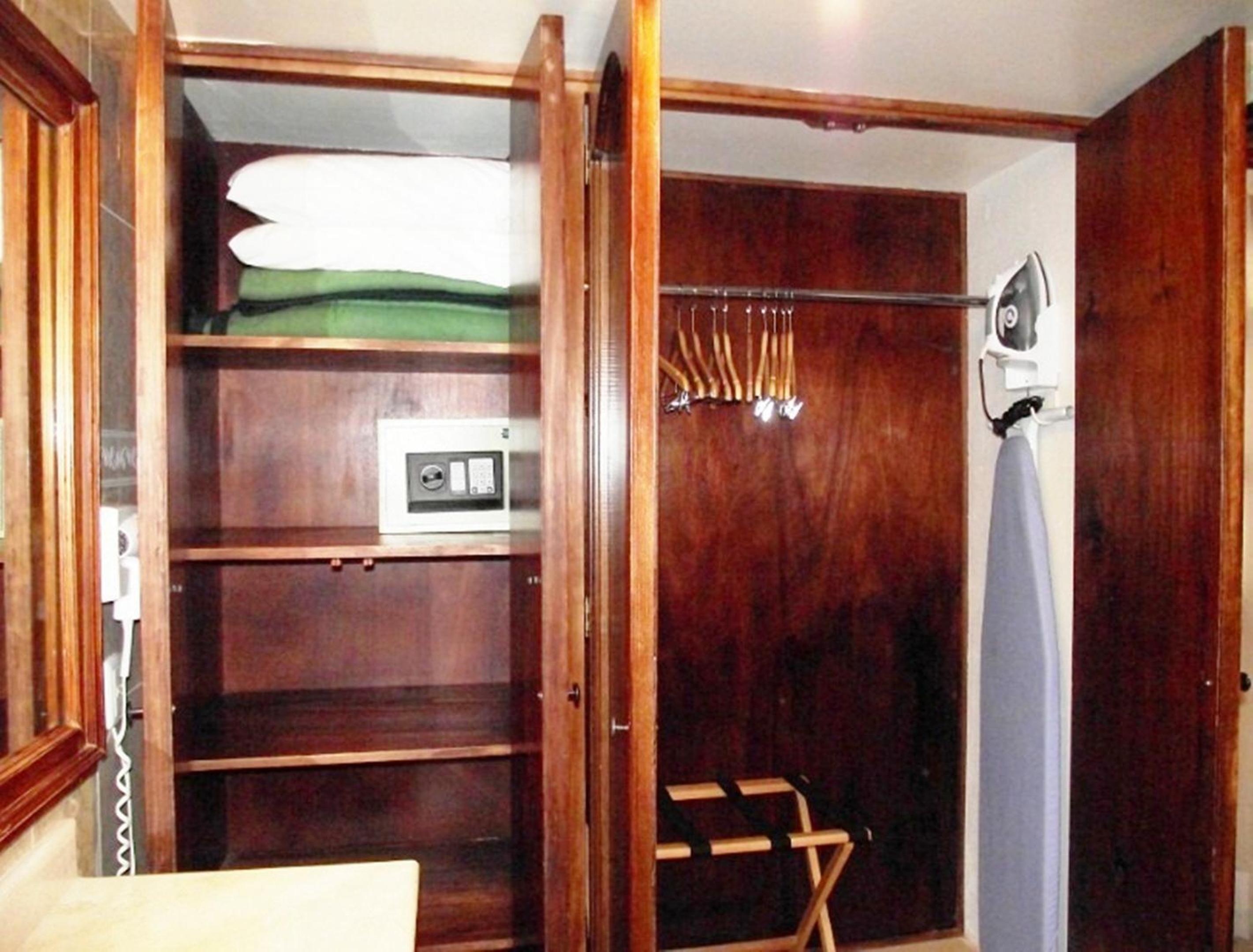 Double Room with Two Double Beds photo 2