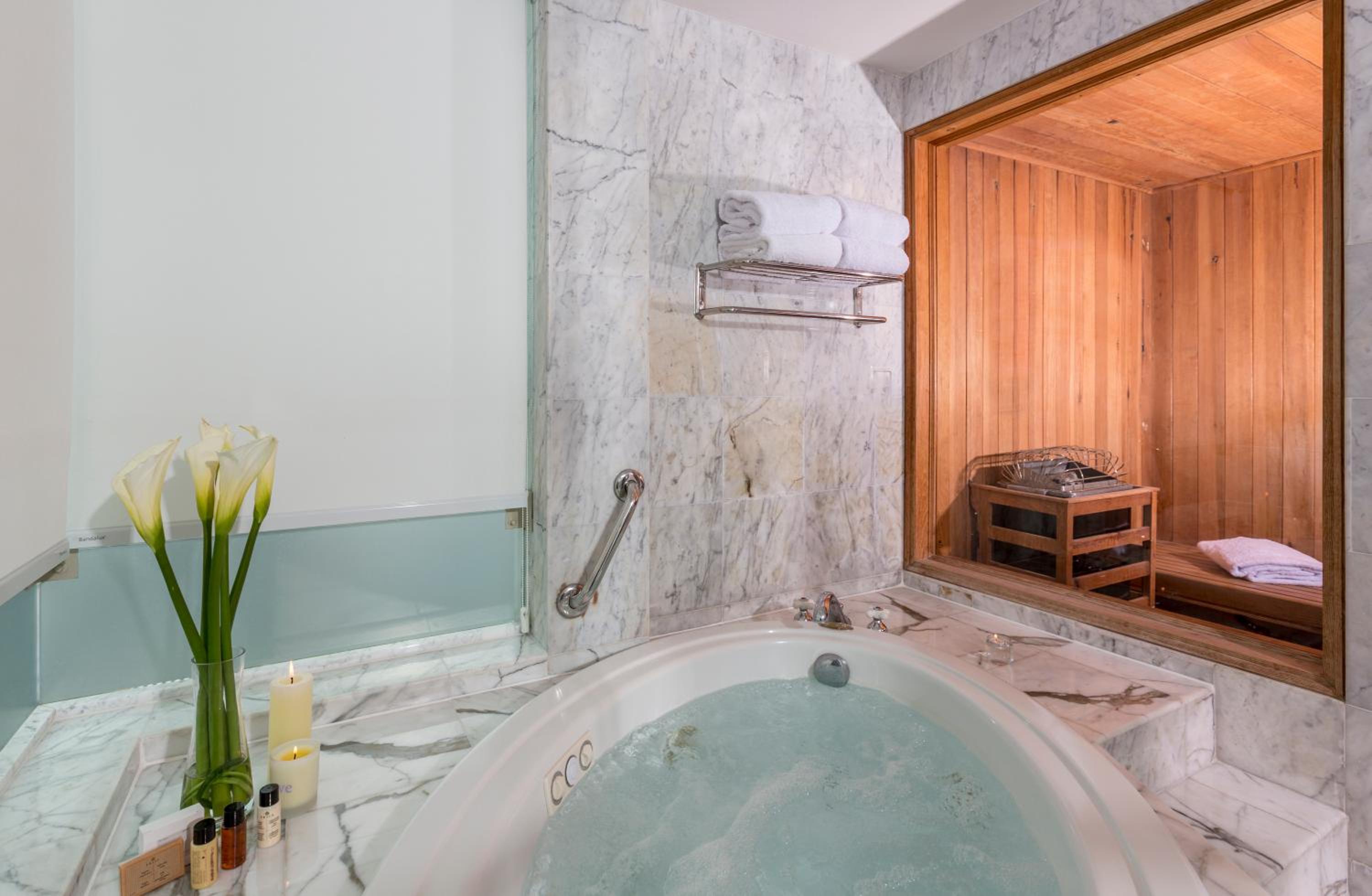Deluxe Suite - Photo 5