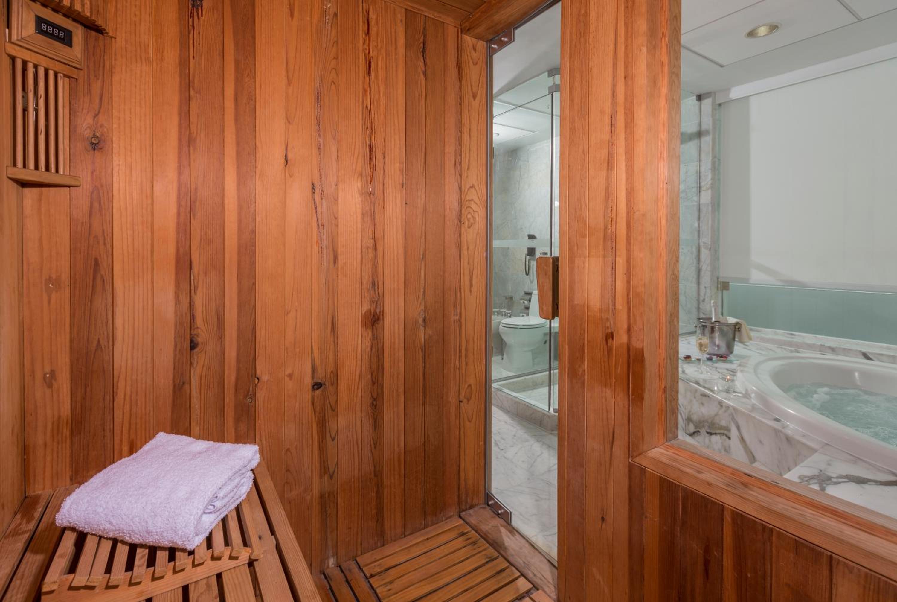 Deluxe Suite - Photo 6