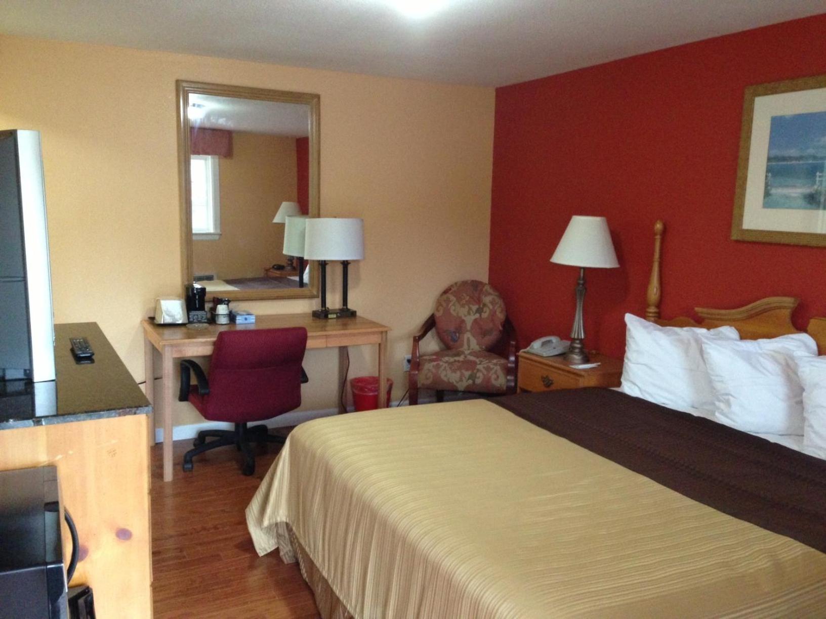 Queen Room - Non-Smoking photo 2