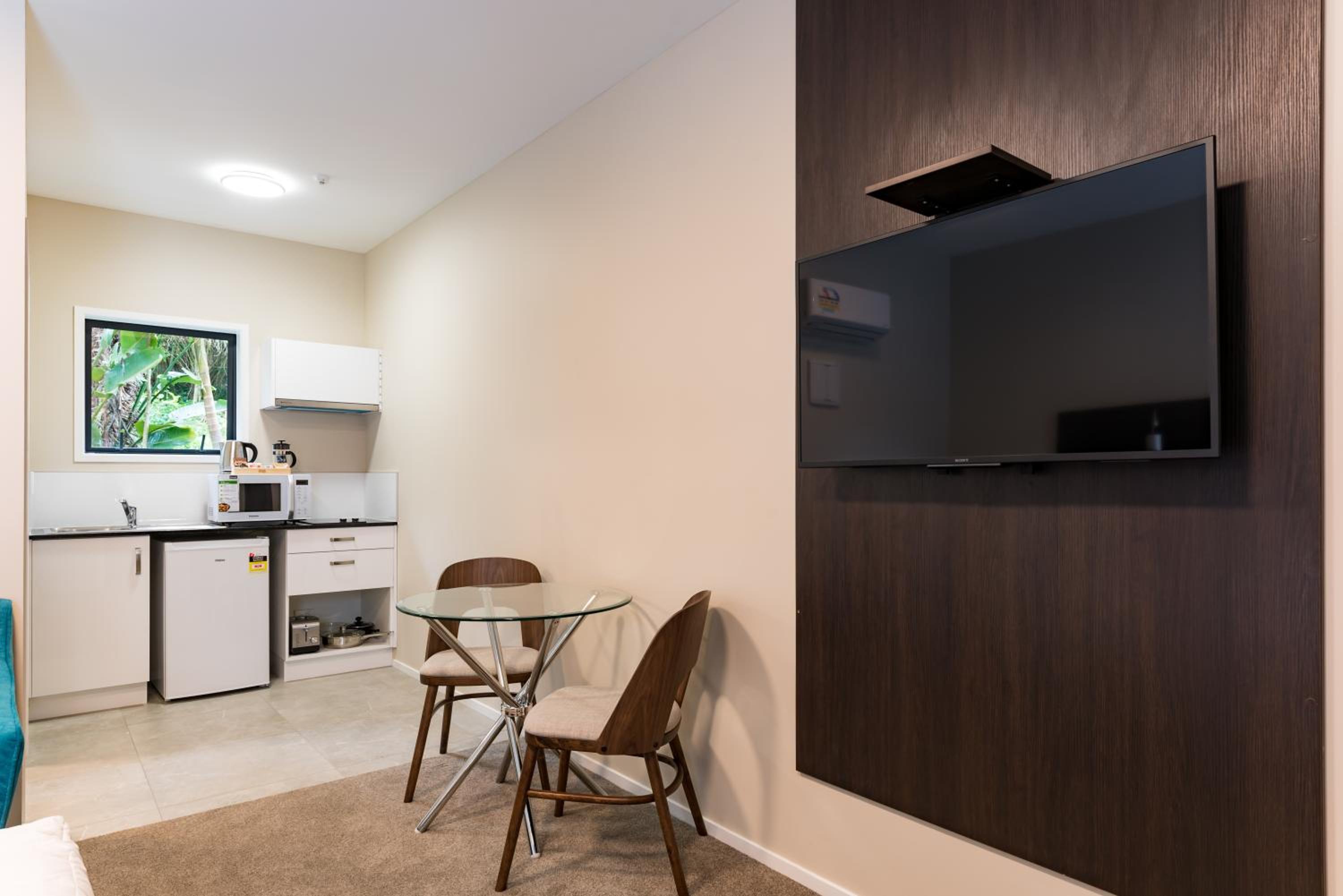 Superior King Studio - Disability Access - Photo 3
