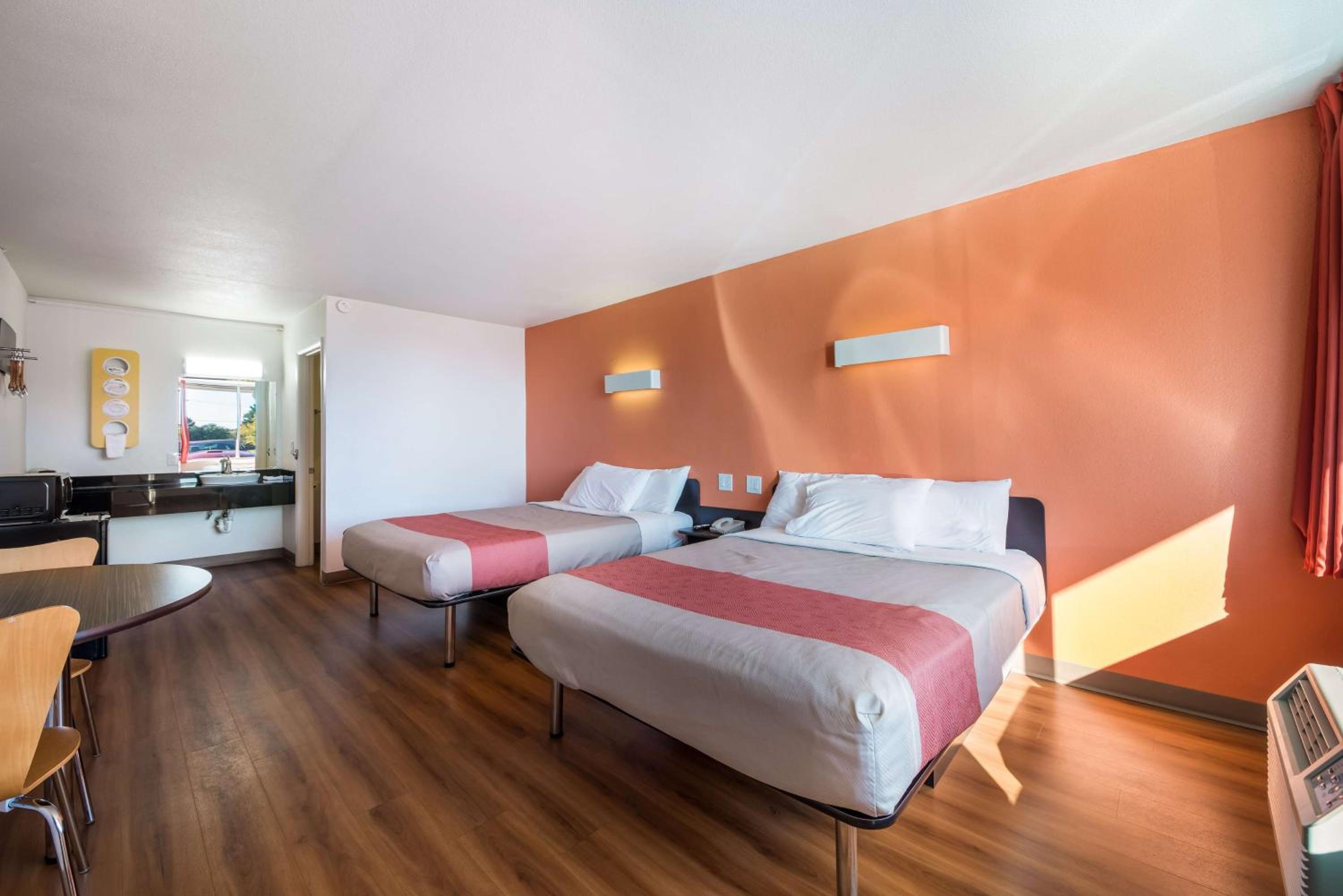 Deluxe Queen Room with Two Queen Beds - Smoking photo 3