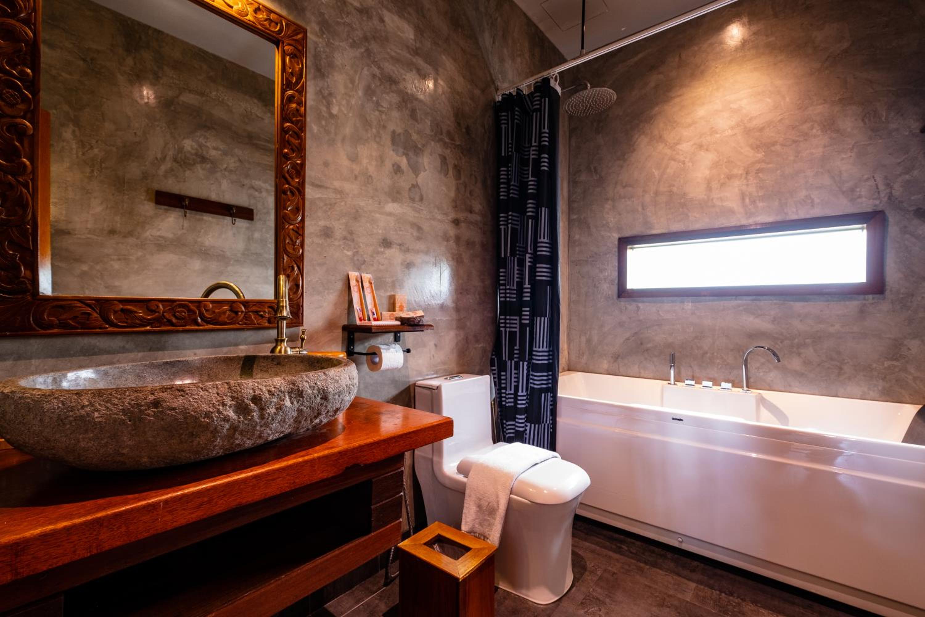 Deluxe Triple Room with City View and Bathtub