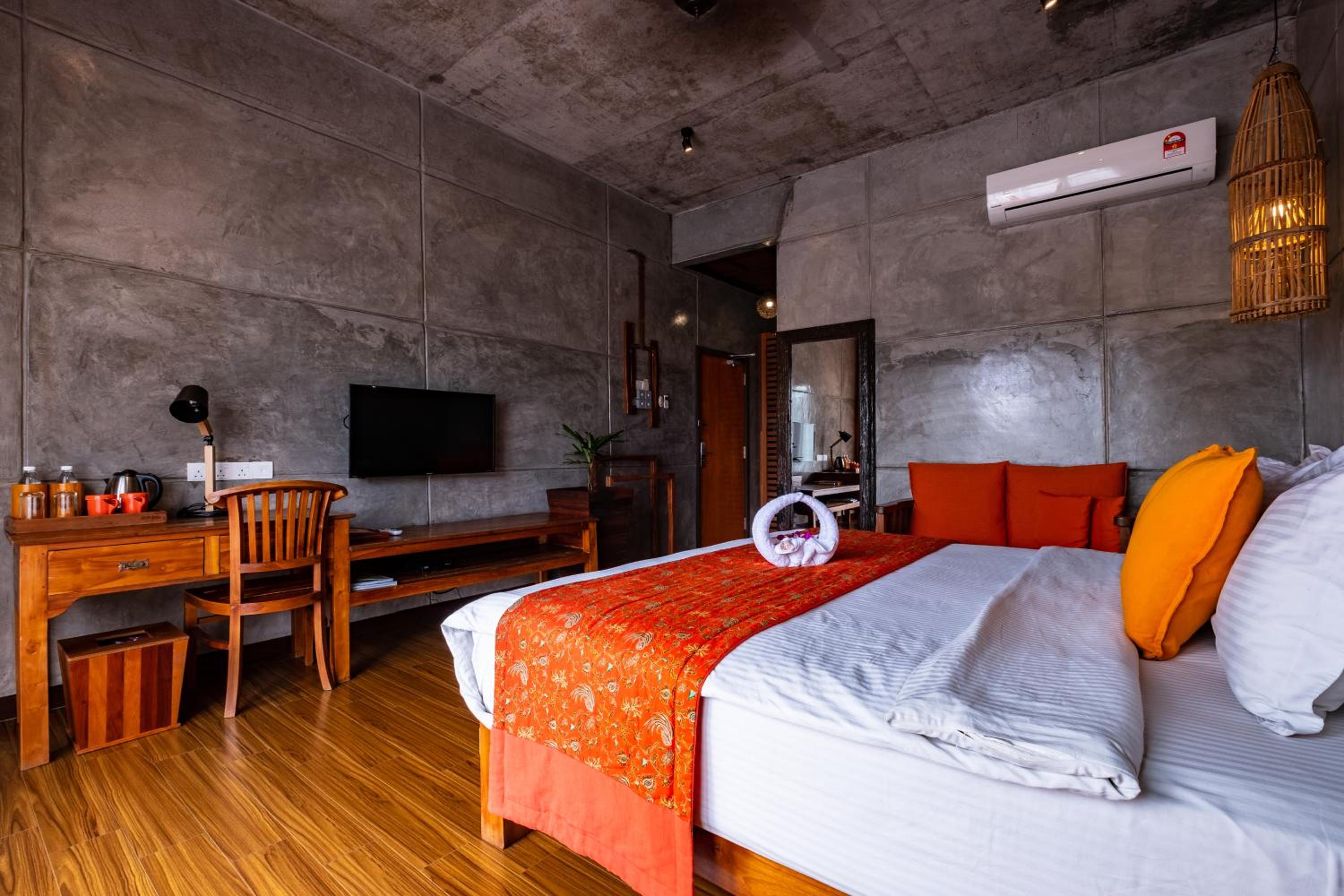 Superior Double Room with City View and Bathtub