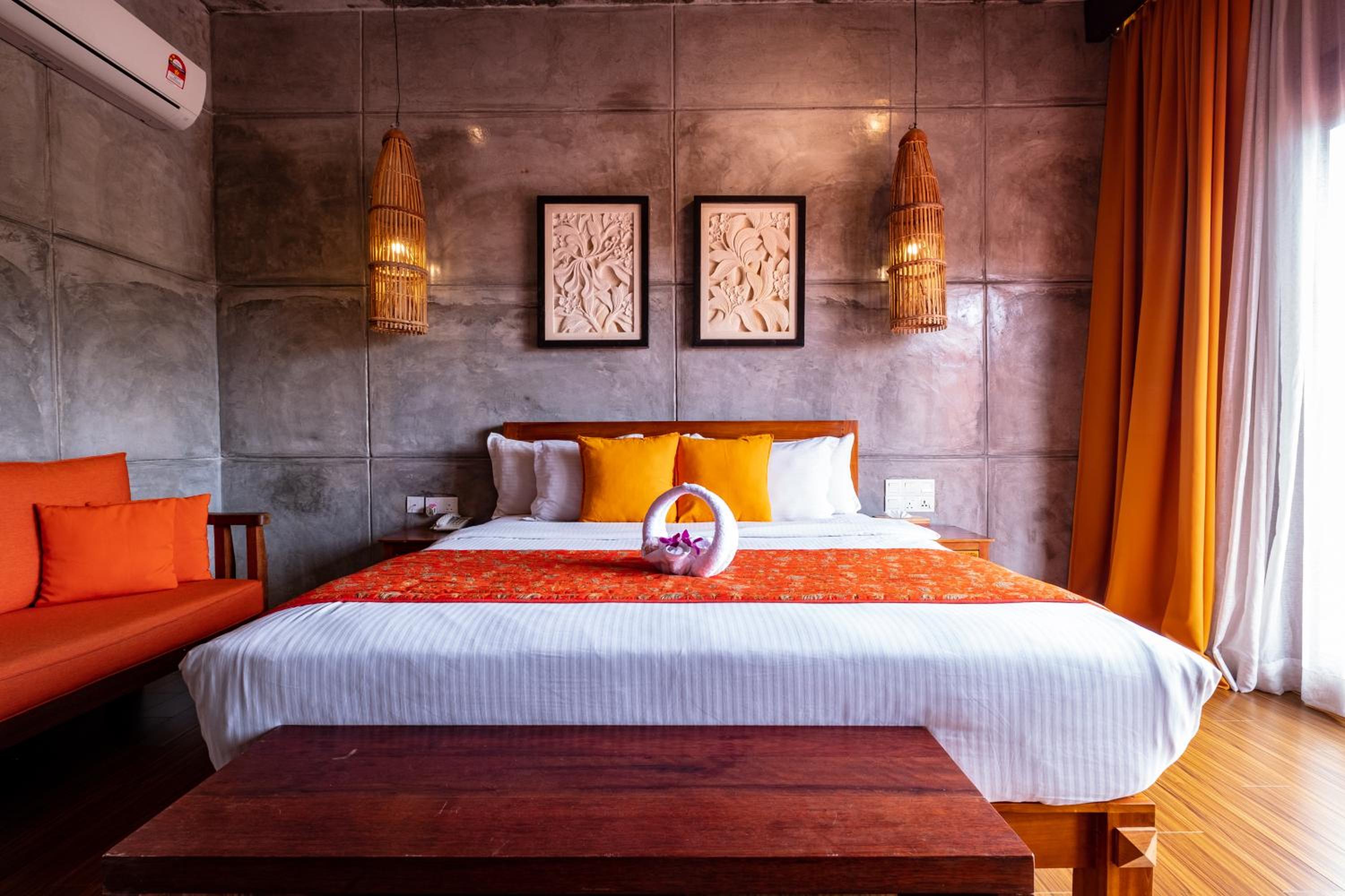 Superior Double Room with City View and Bathtub