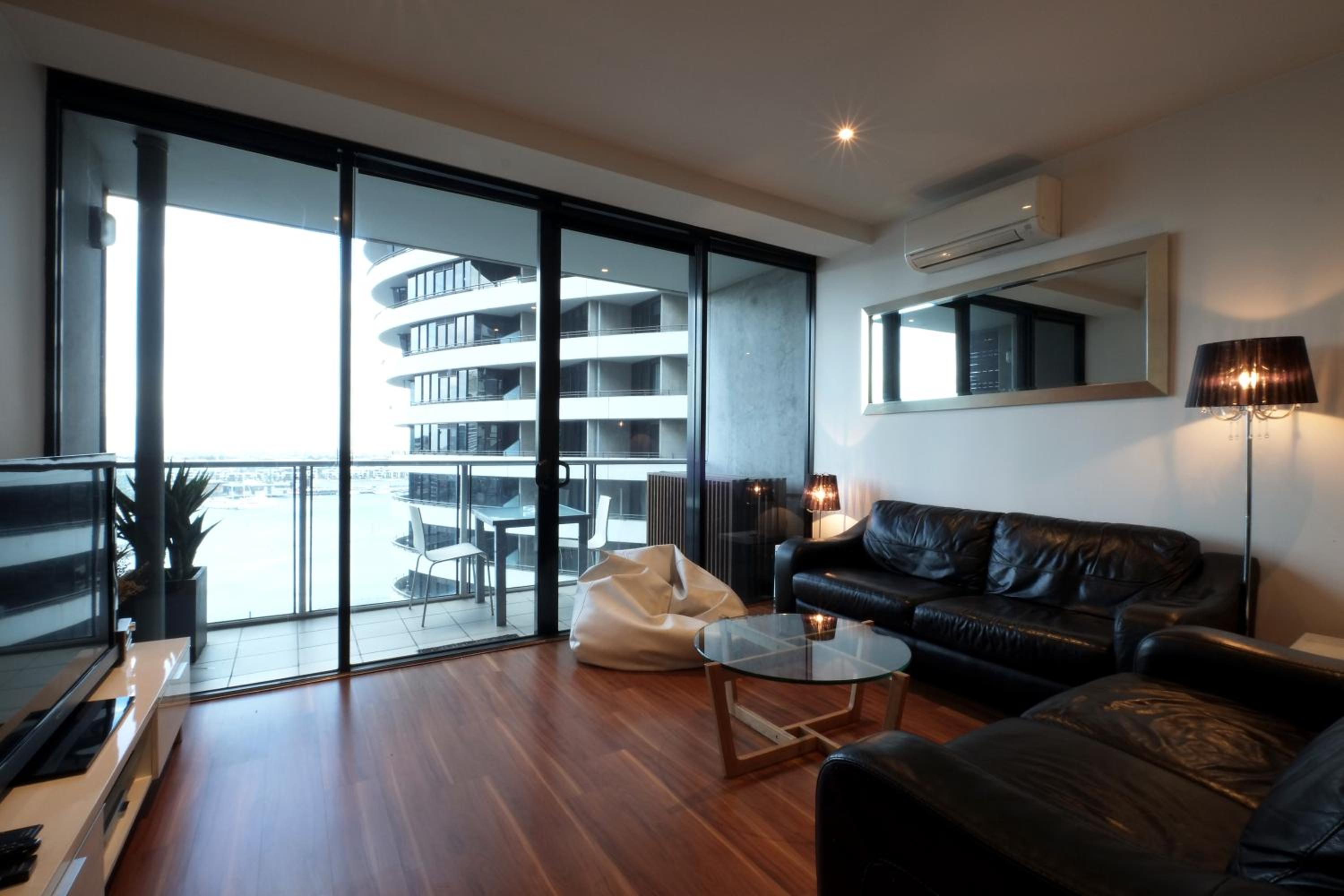 Executive Two-Bedroom, One-Bathroom Apartment thumbnail 6