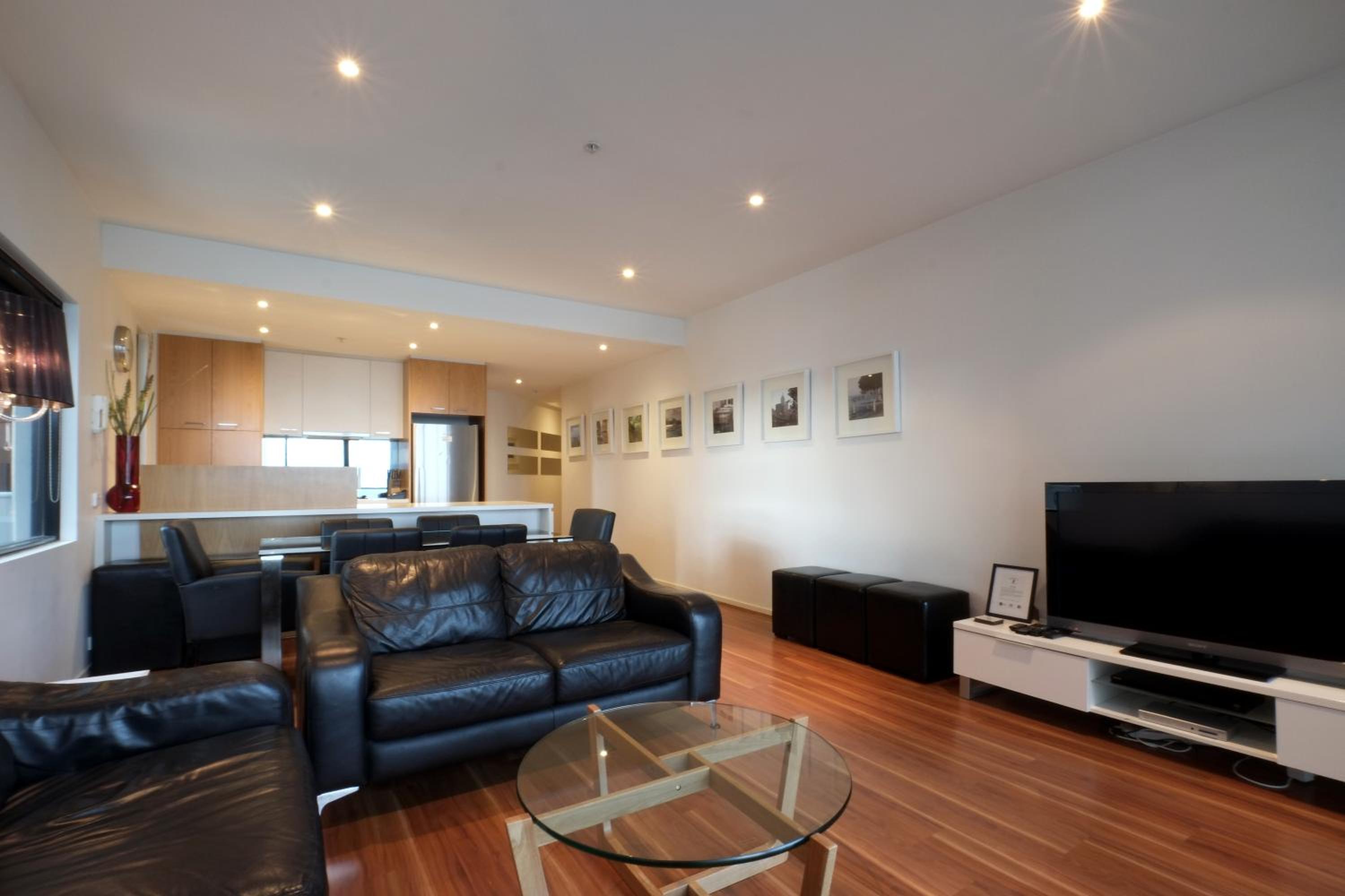 Executive Two-Bedroom, One-Bathroom Apartment thumbnail 5