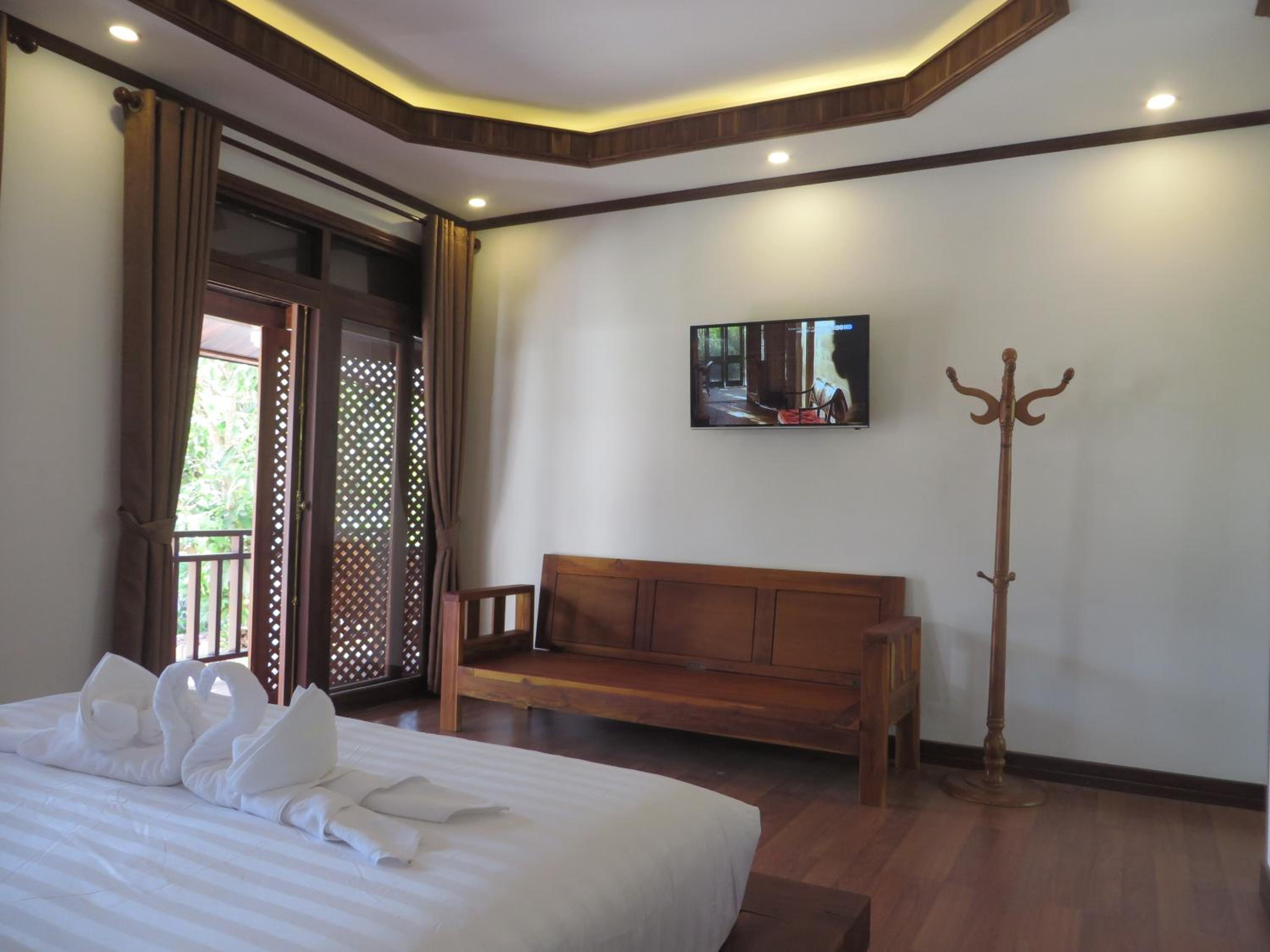 Deluxe Double Room with Balcony - Photo 4