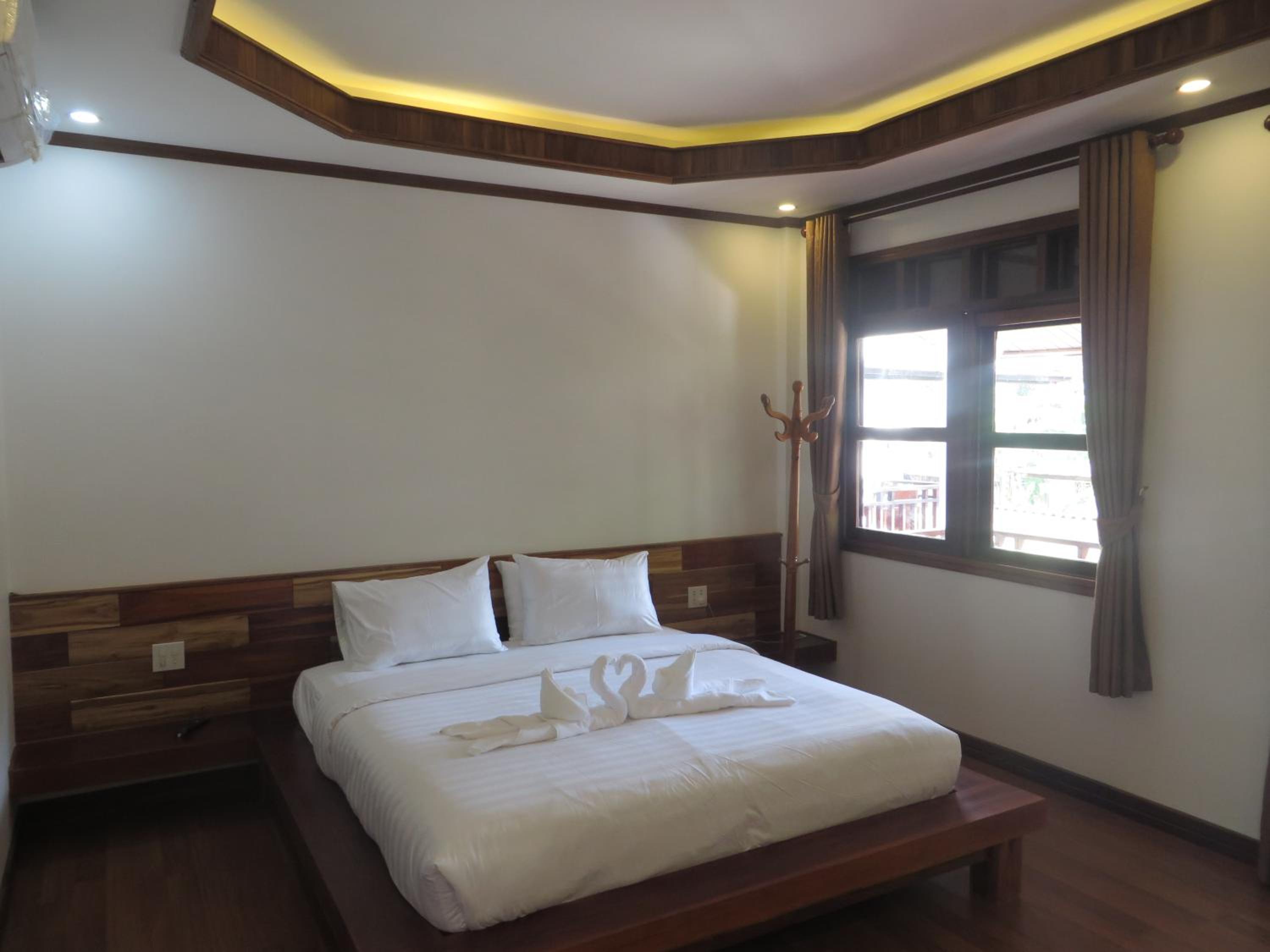 Deluxe Double Room with Balcony - Photo 7