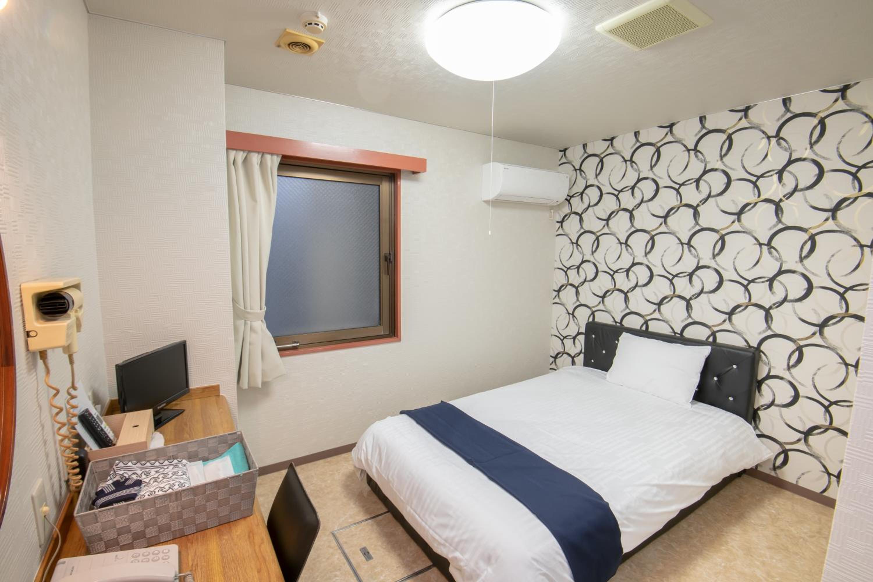 Double Room with Small Double Bed with Private Bathroom - Photo 1