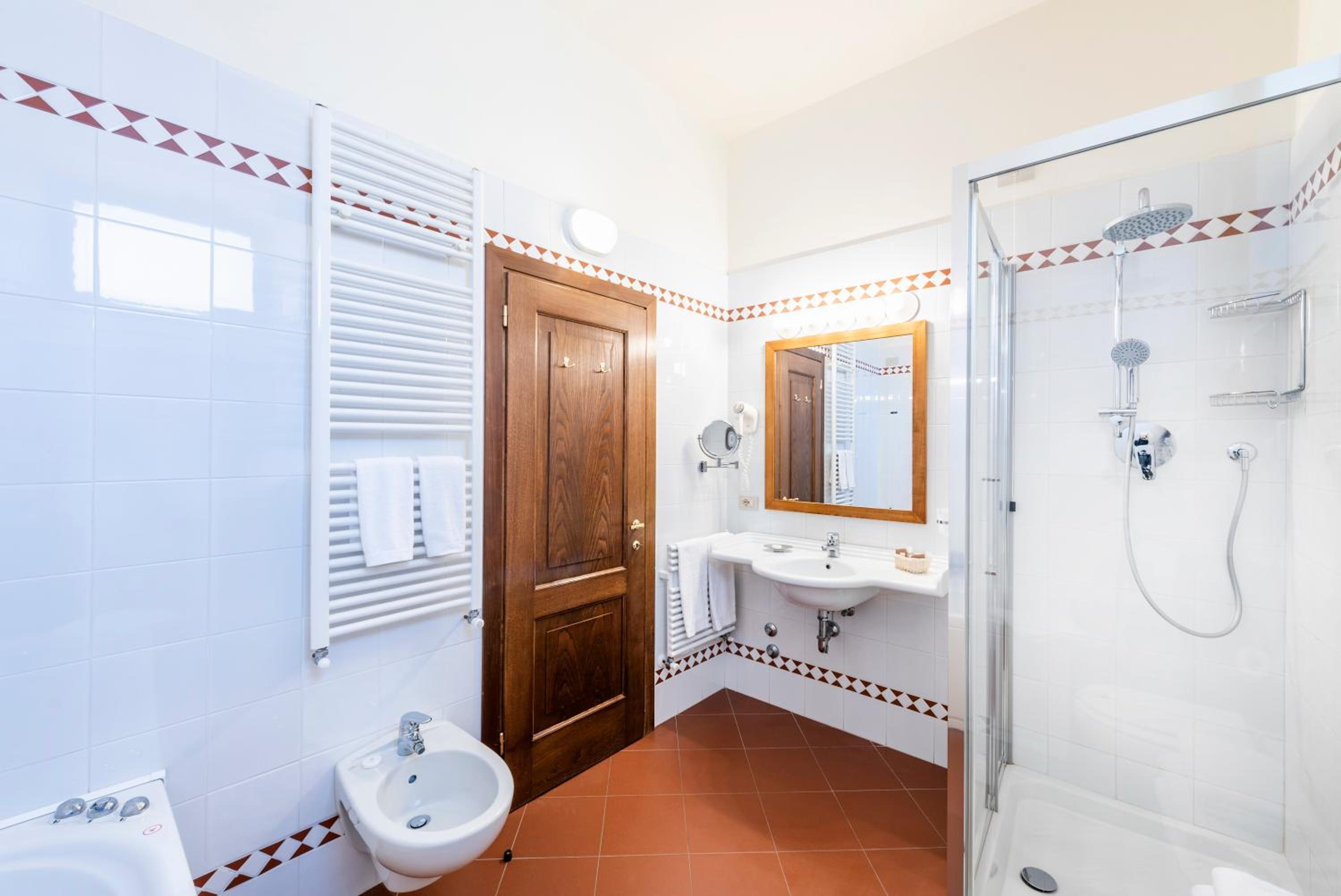 Suite with Balcony - Photo 7