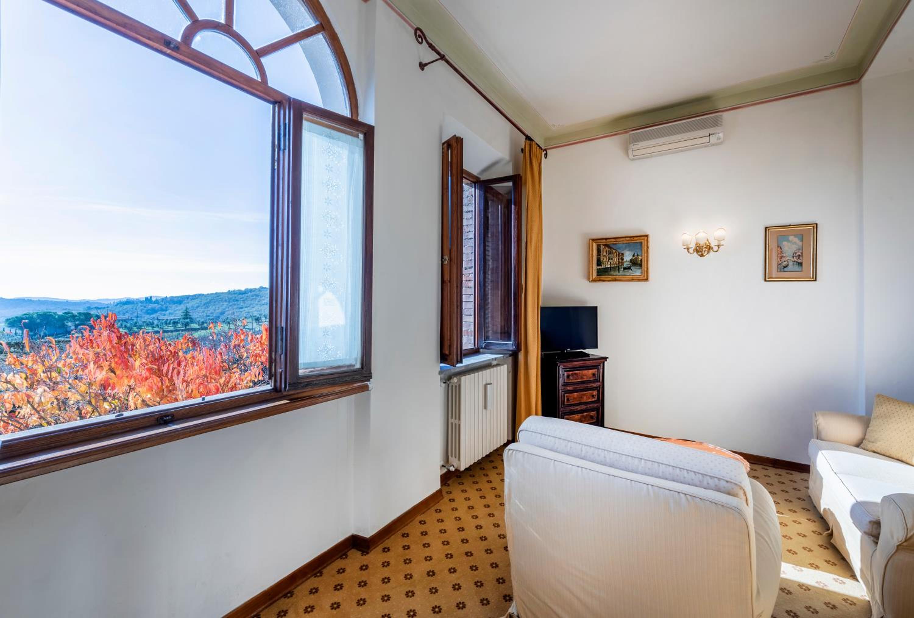 Suite with Balcony - Photo 3