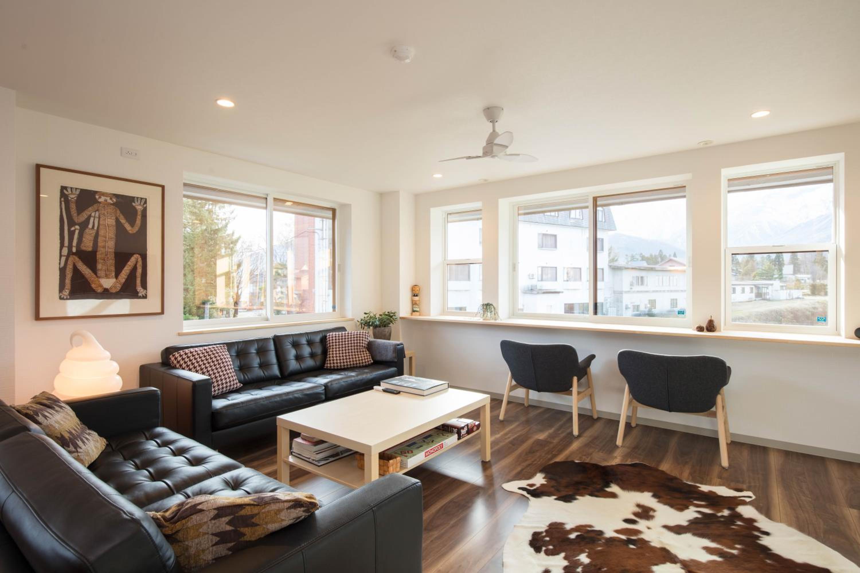 Apartment with Mountain View