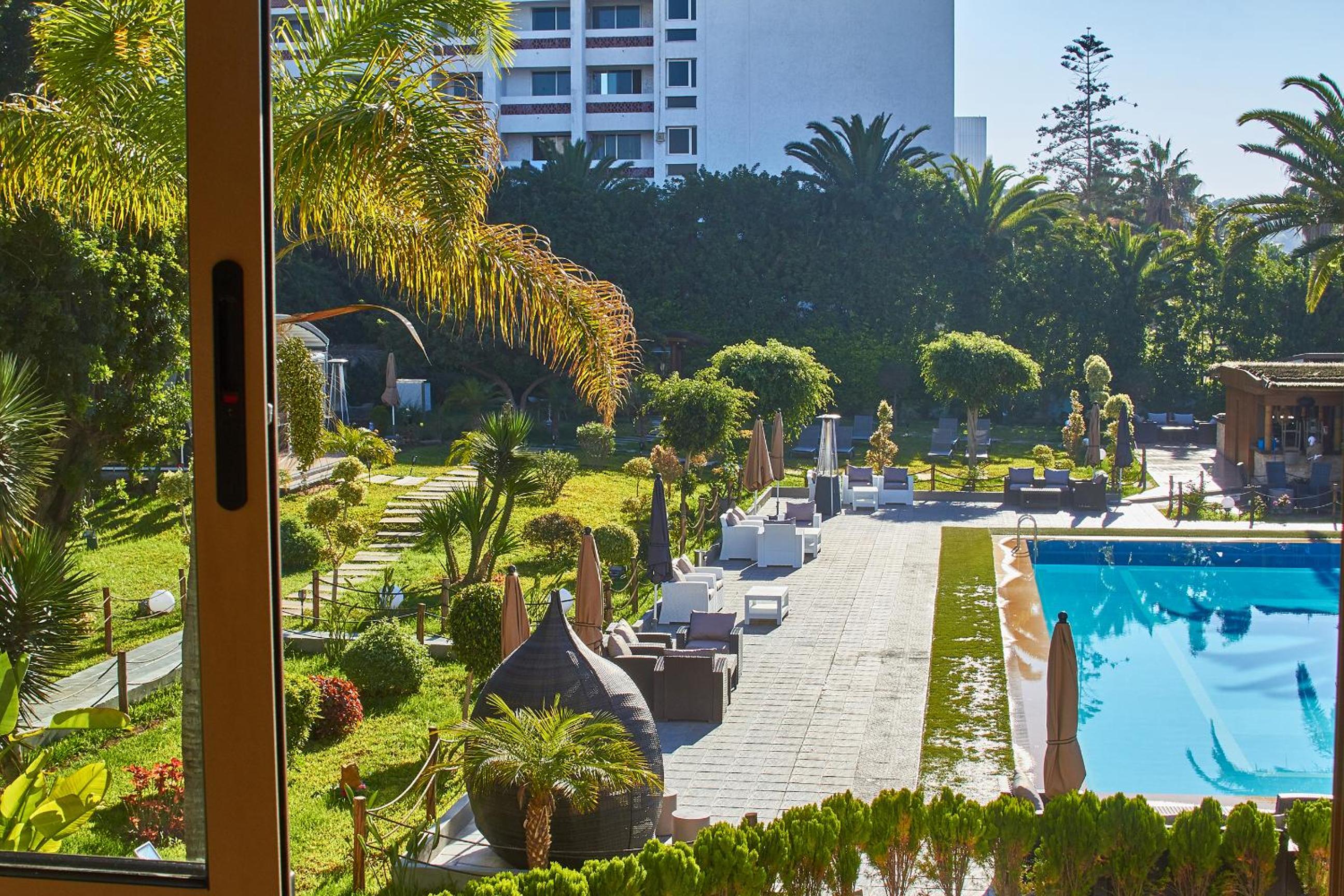 Double Room with Pool View - Photo 12