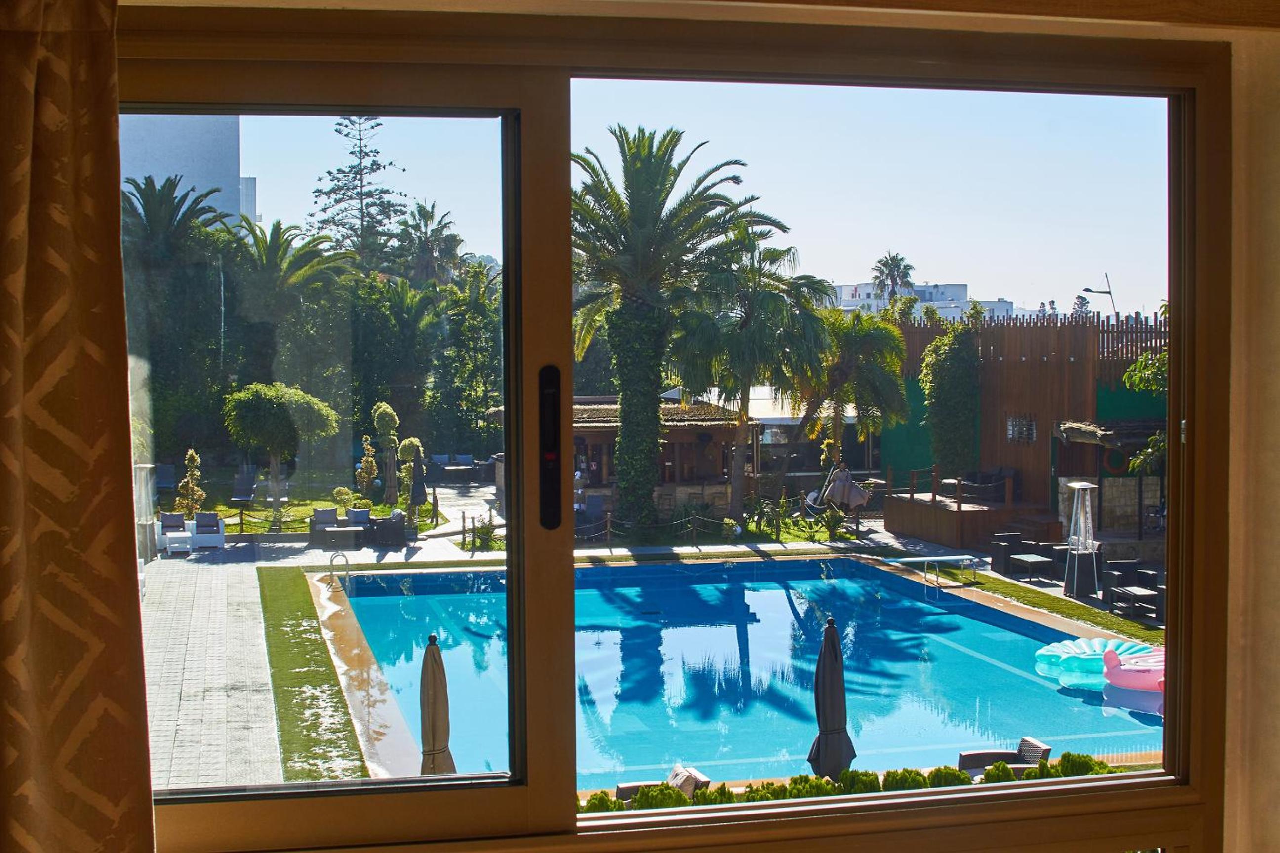 Double Room with Pool View - Photo 11