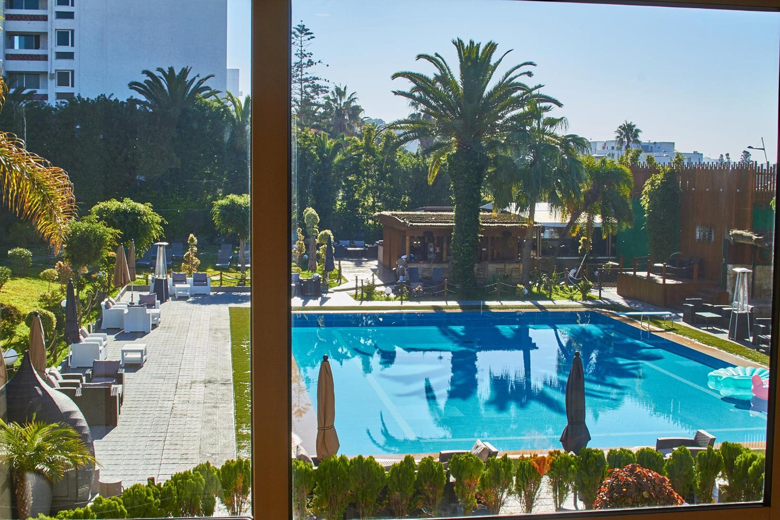 Double Room with Pool View - Photo 10