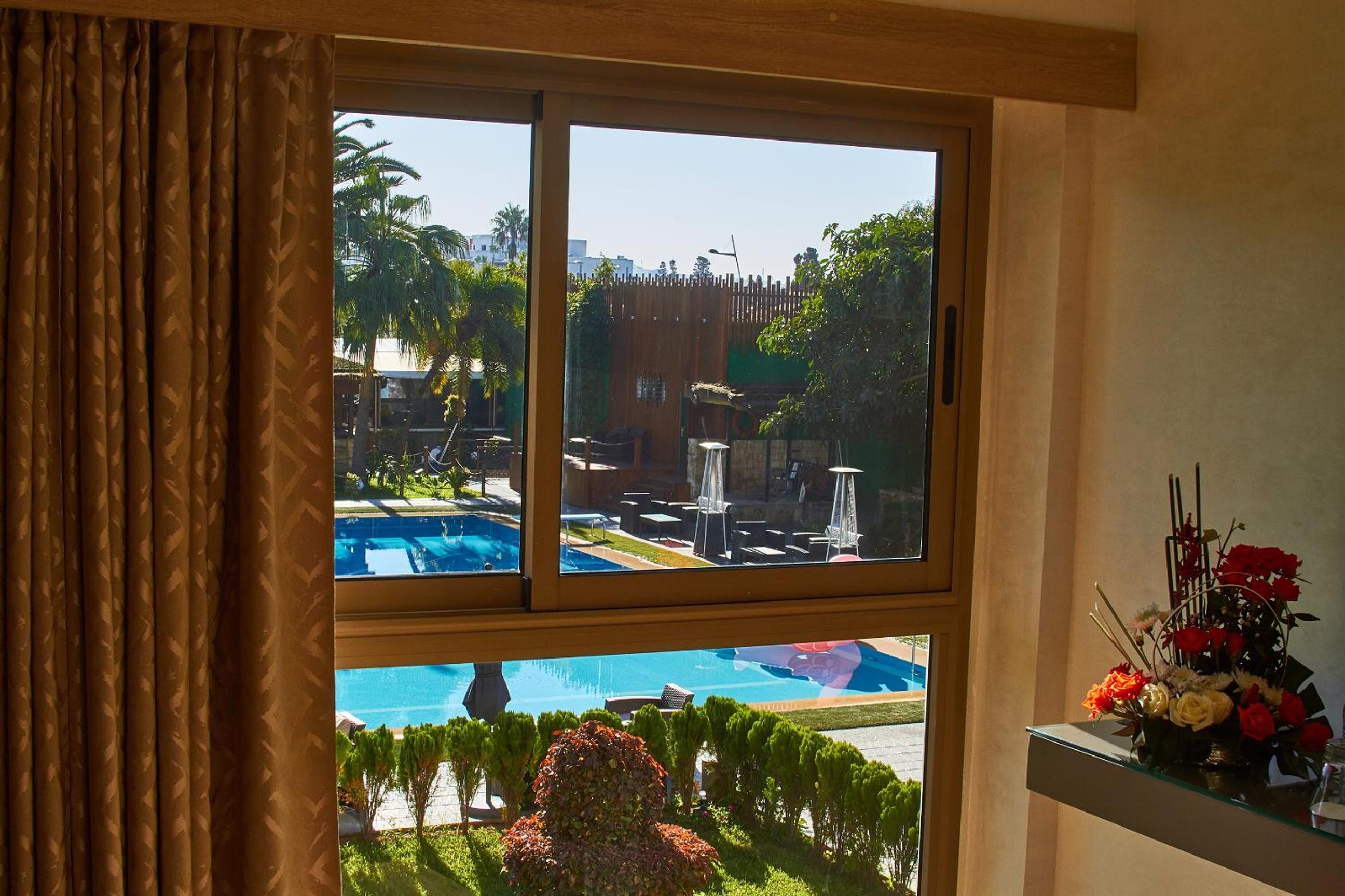 Double Room with Pool View - Photo 9