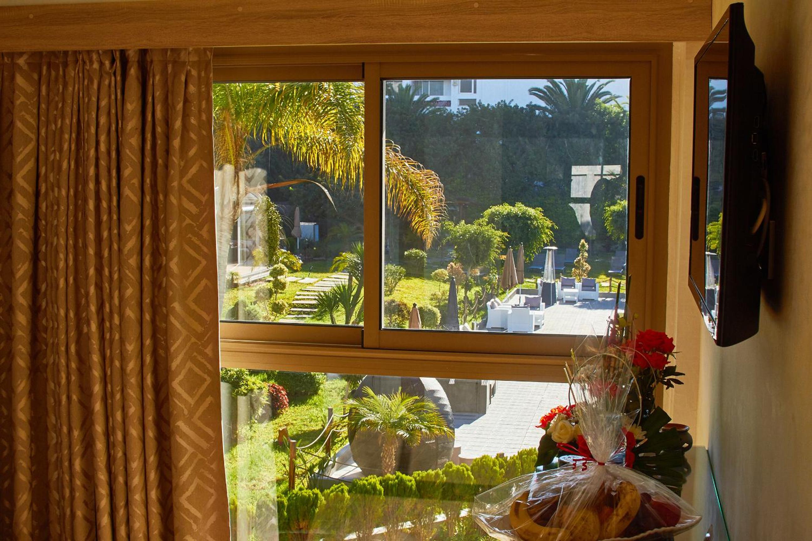 Double Room with Pool View - Photo 14