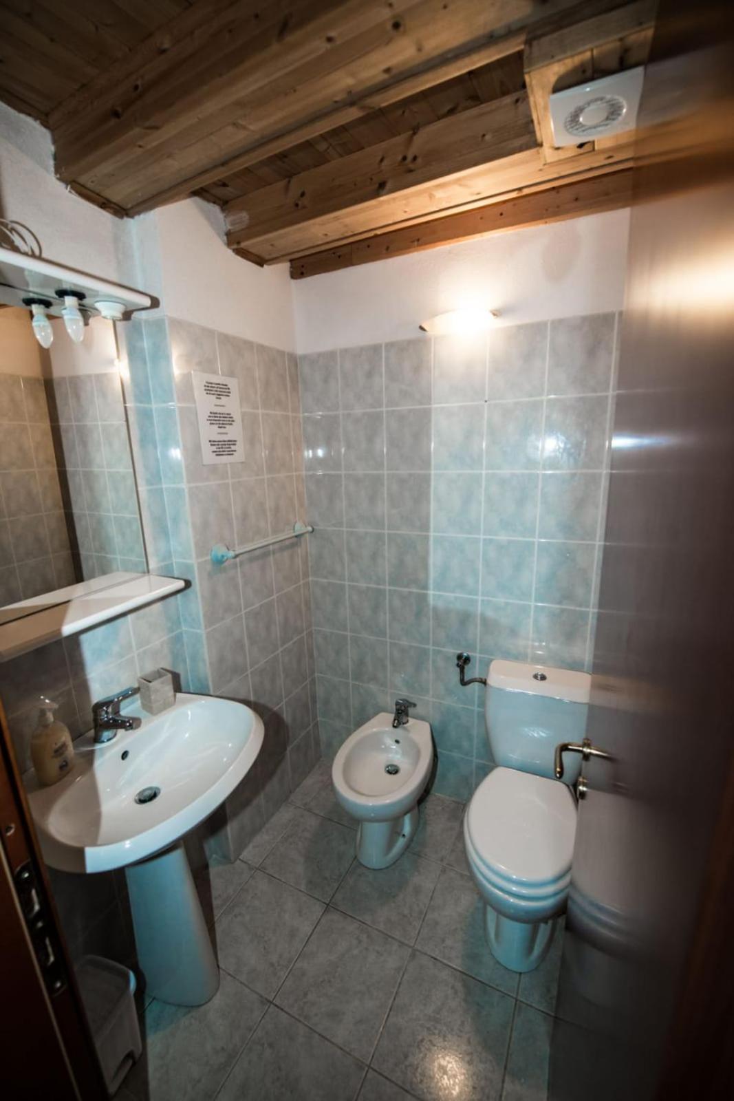 Double Room with Private Bathroom - Photo 10