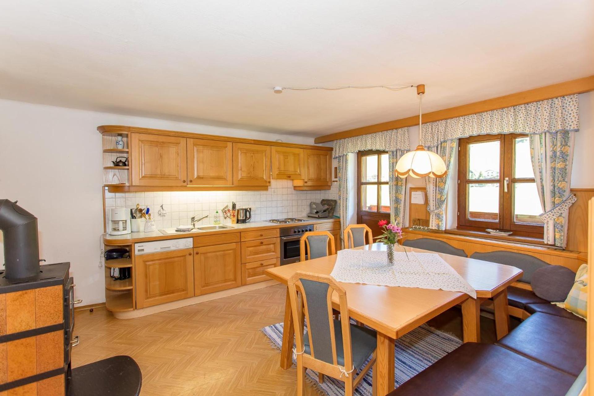 Four-Bedroom Apartment with Balcony  - Photo 4