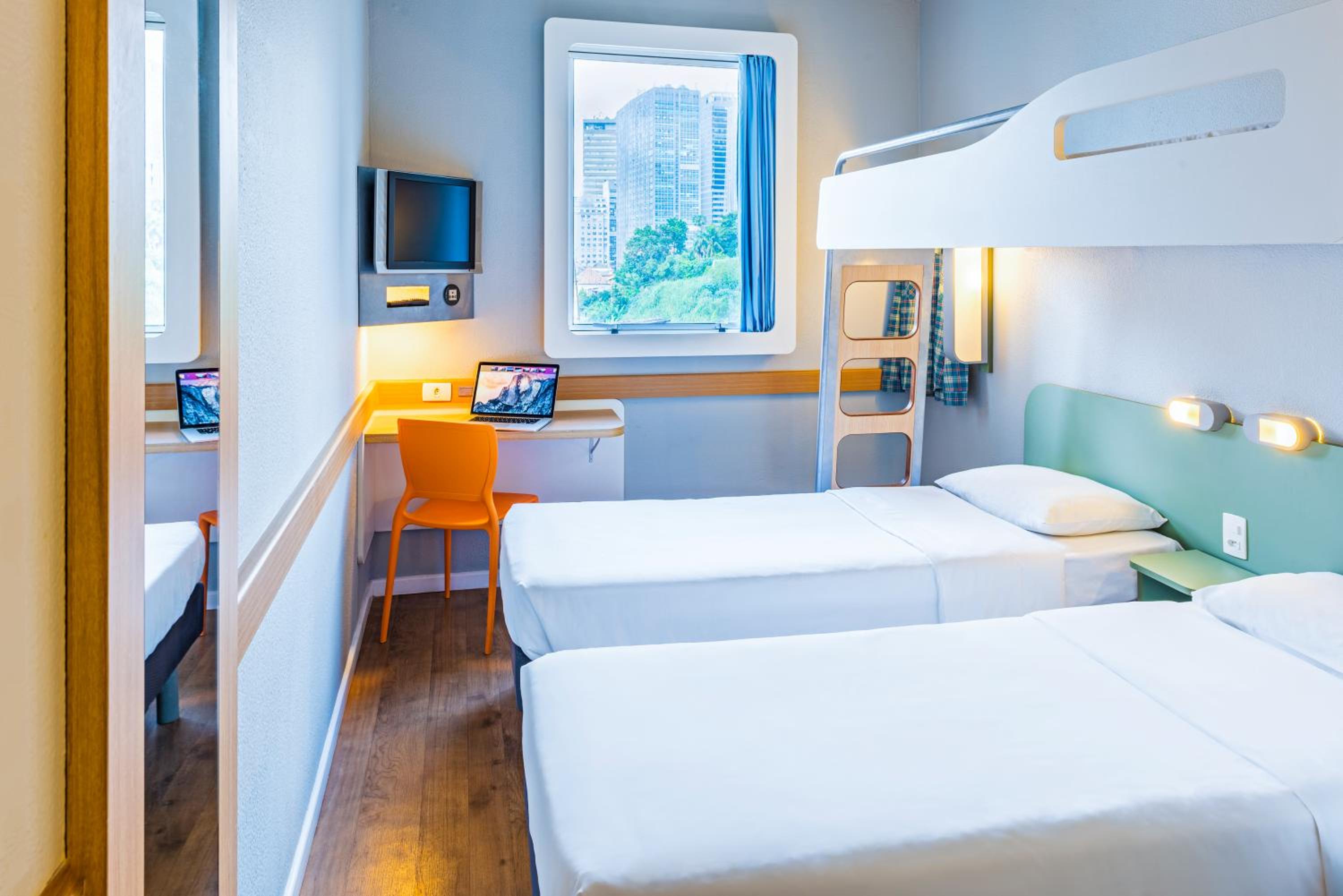 ibis budget Belo Horizonte Minascentro — Triple Room with 2 Single Beds and 1 Bunk Bed
