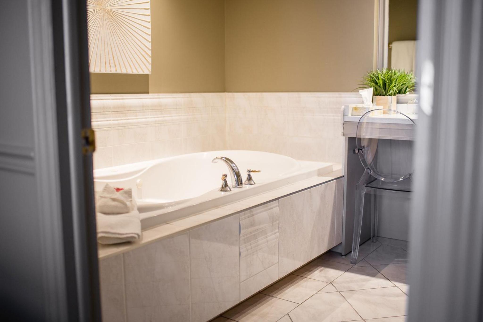 One-Bedroom Luxury King Suite - Non-Smoking - Photo 6
