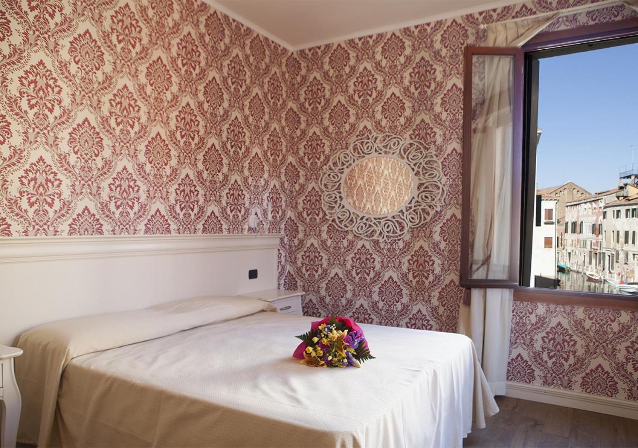 Deluxe Suite with Canal View photo 2