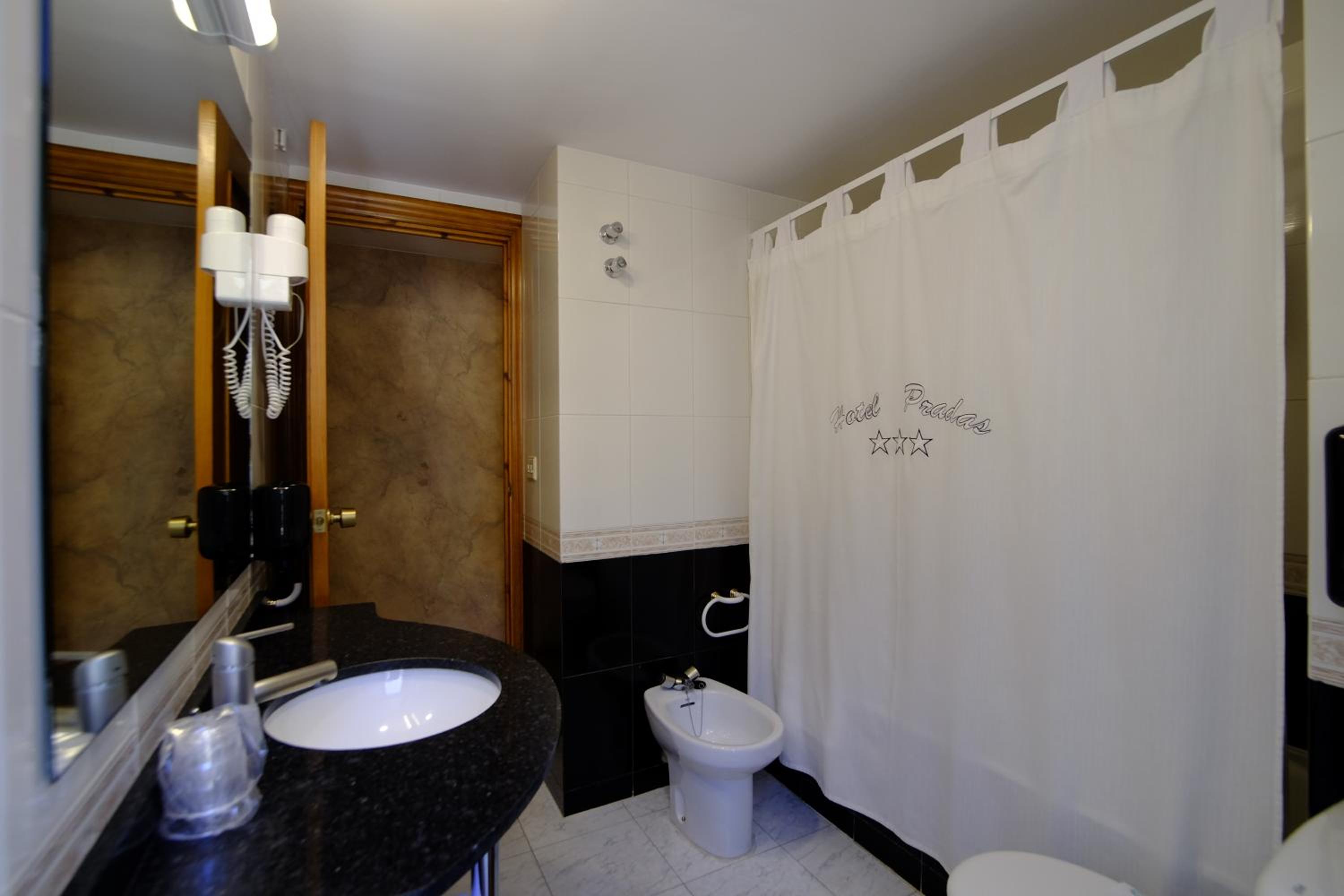 Twin Room - Photo 18