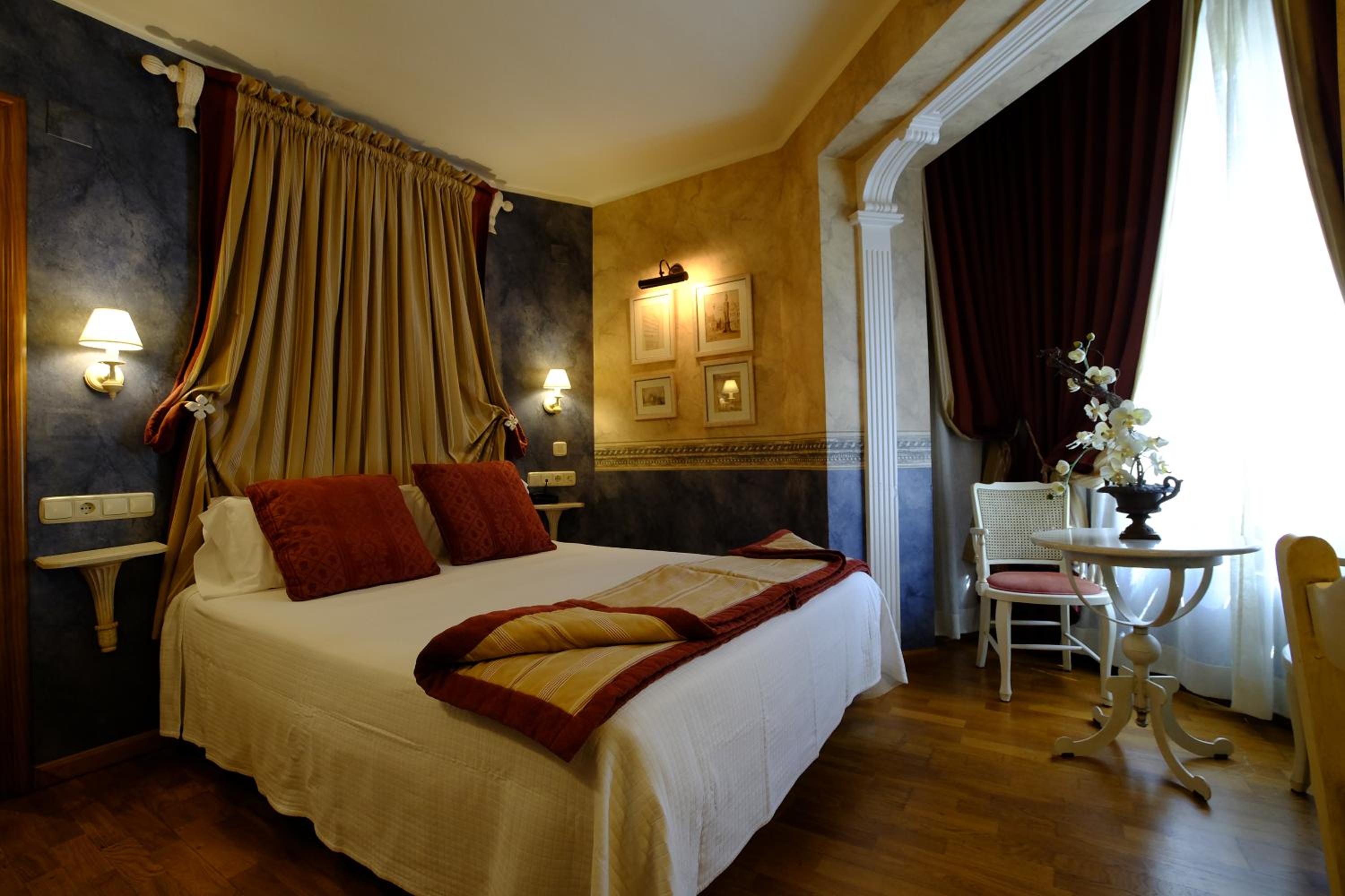 Twin Room - Photo 20