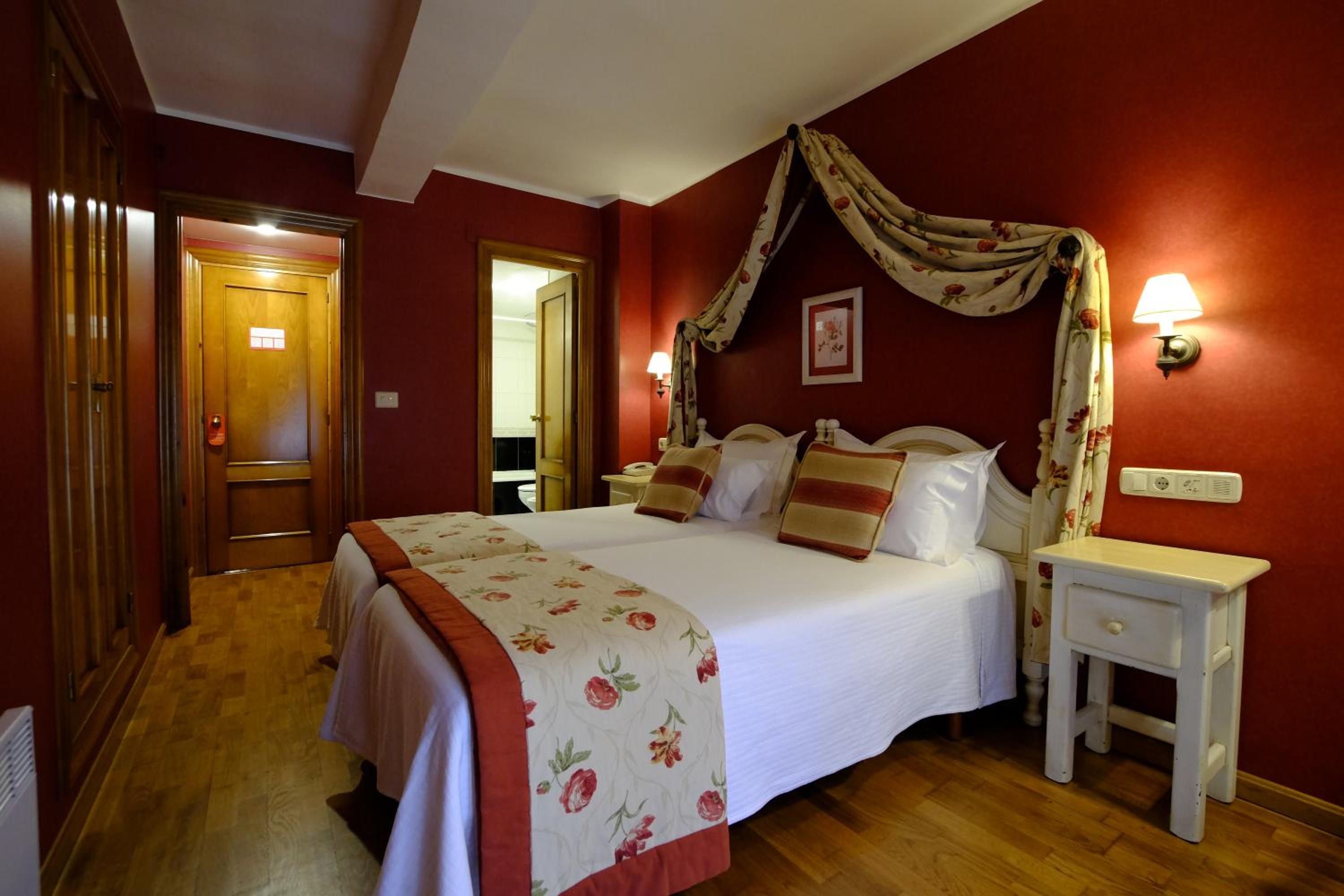 Twin Room - Photo 19
