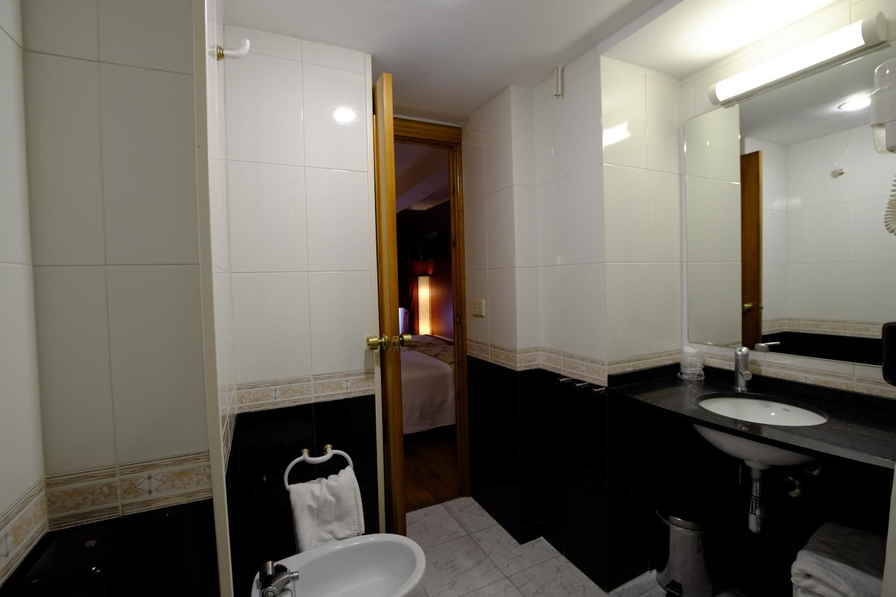 Twin Room - Photo 2