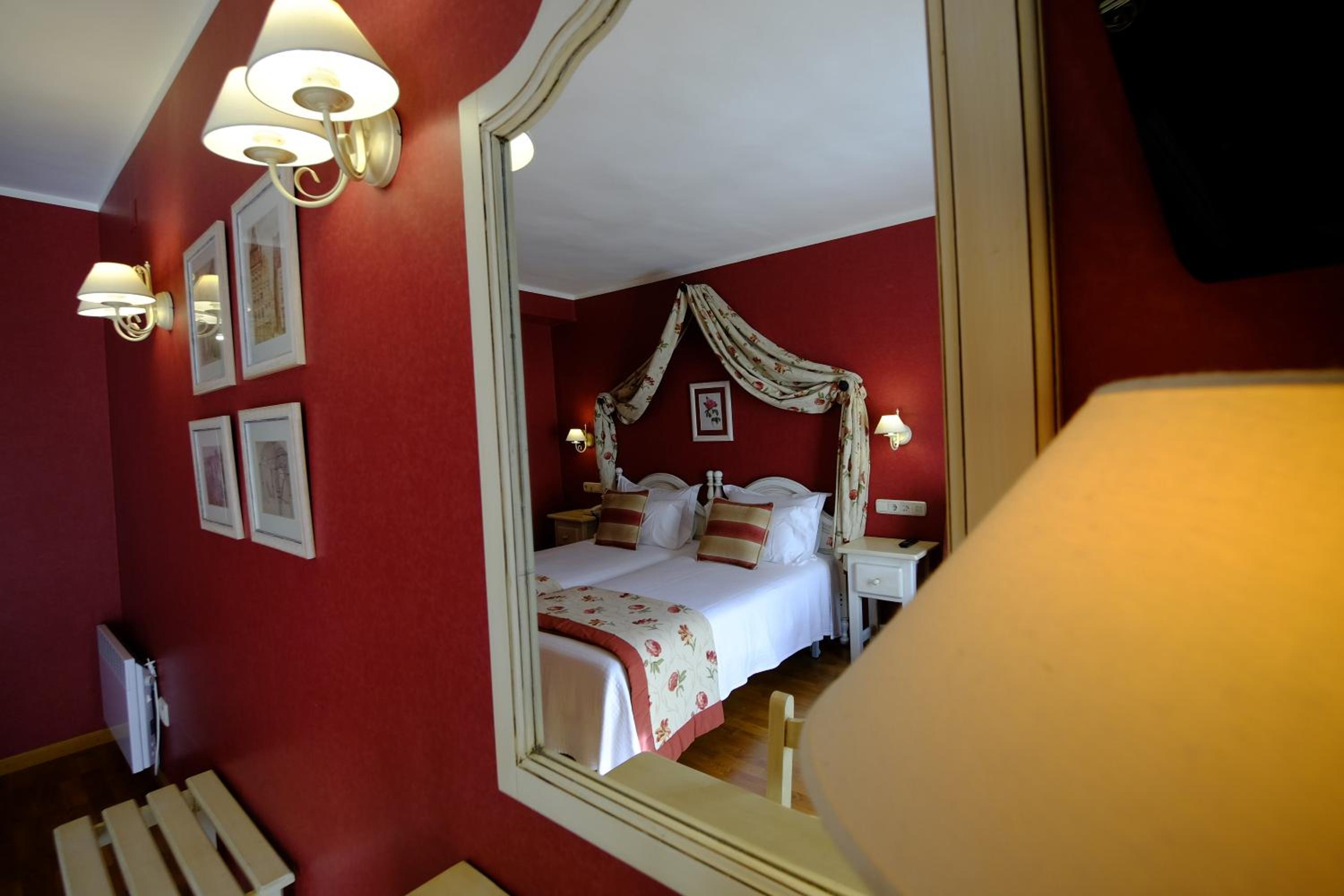 Twin Room - Photo 9