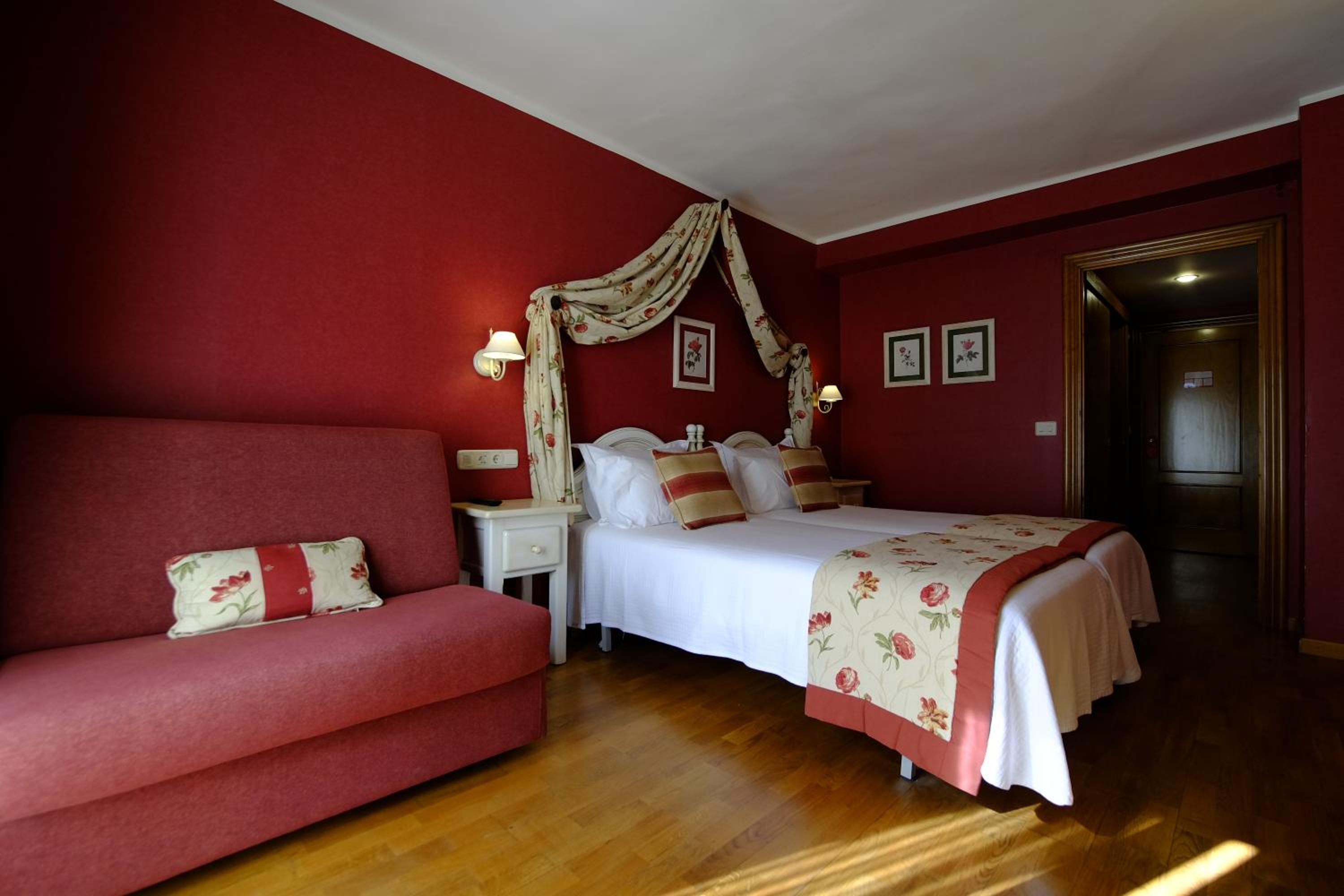 Twin Room - Photo 12