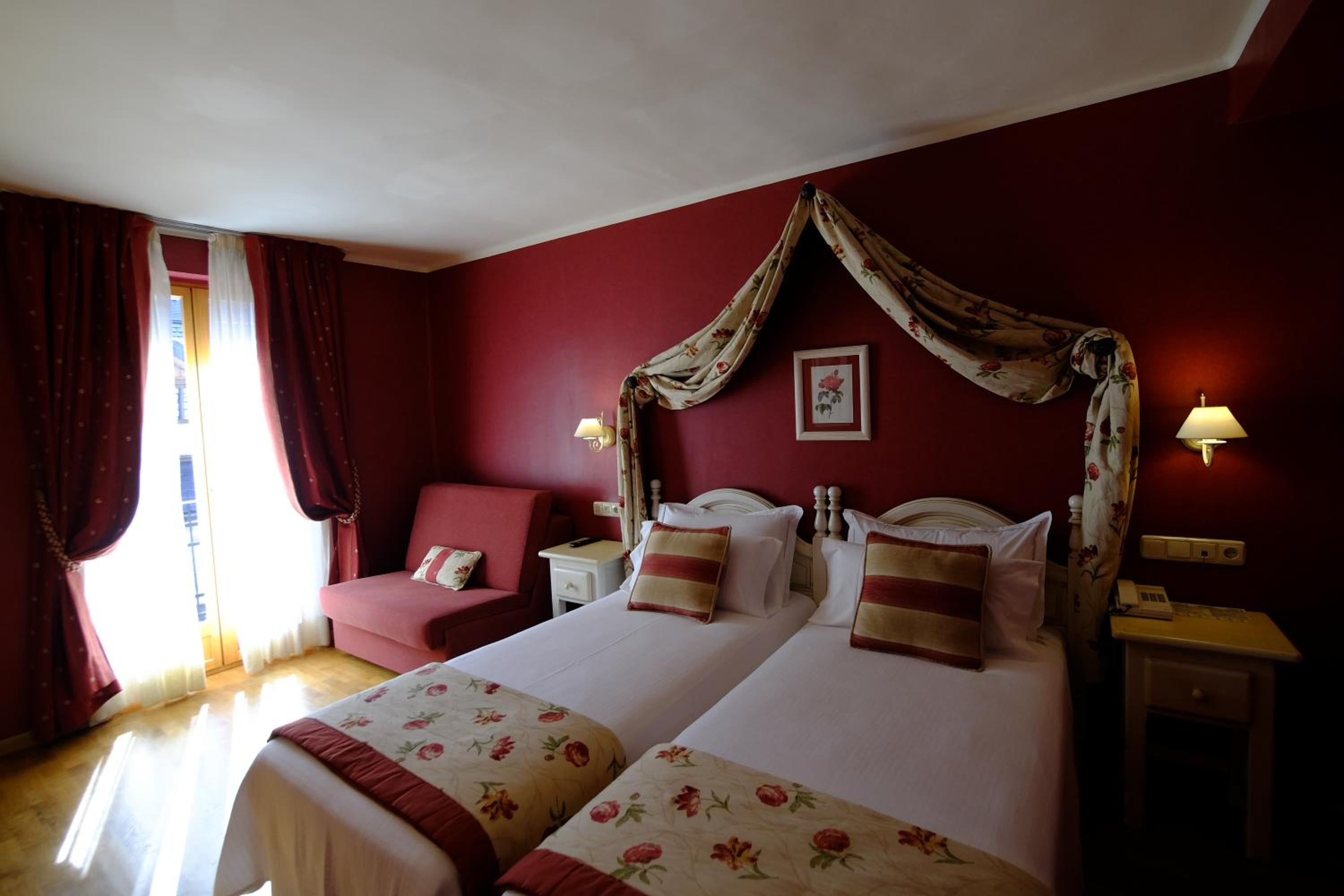 Twin Room - Photo 13