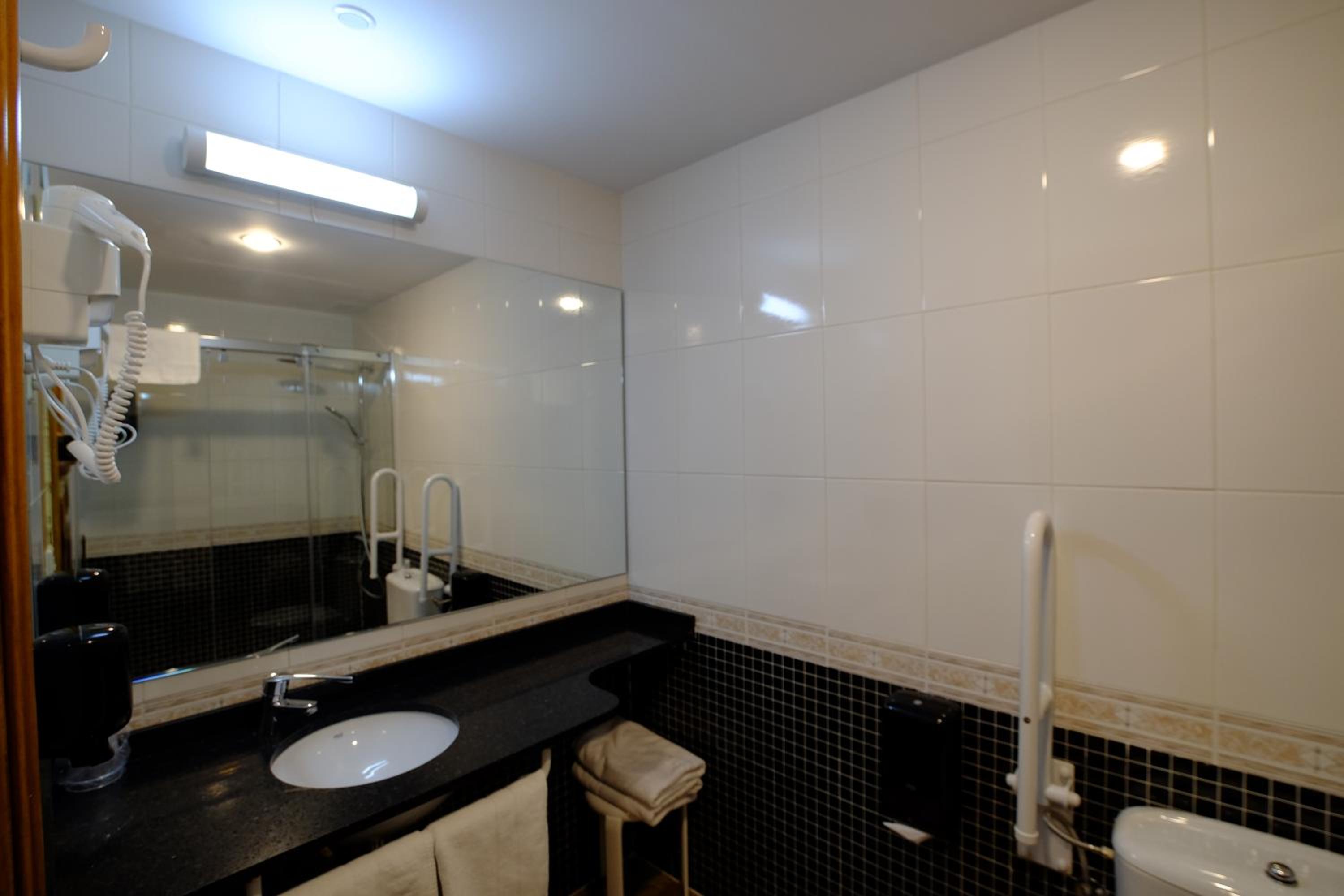 Twin Room - Photo 15