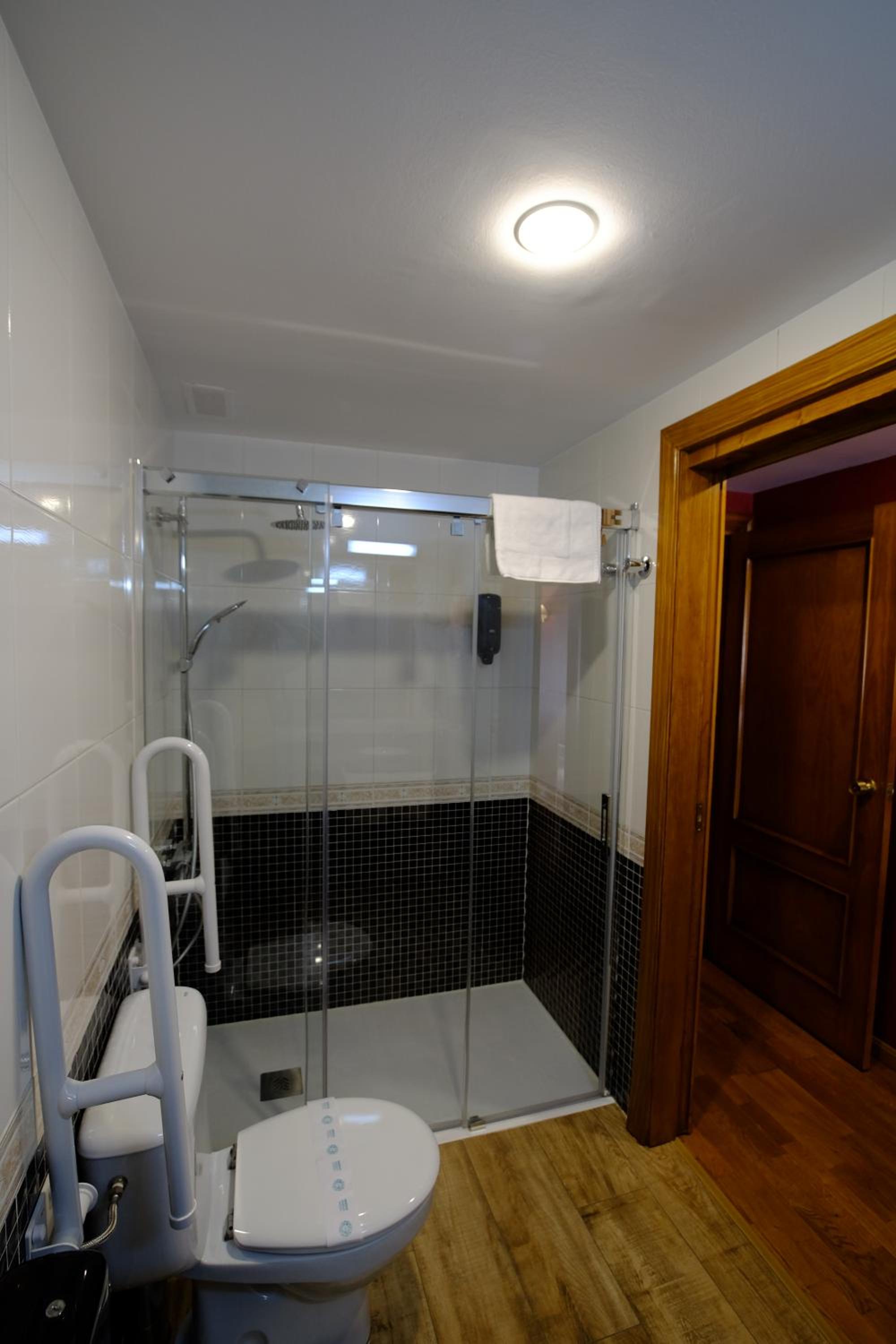 Twin Room - Photo 16