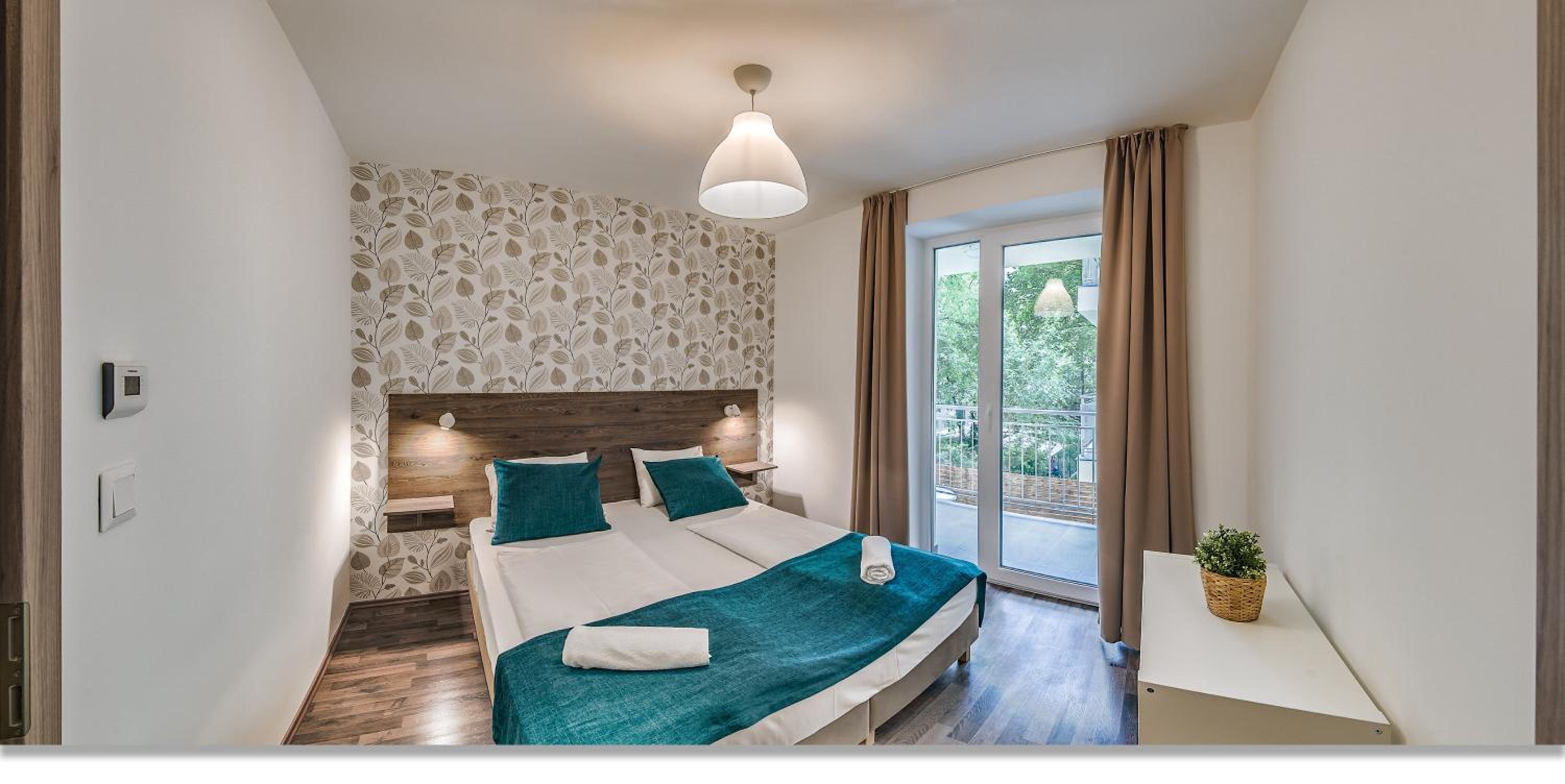 Deluxe Two-bedroom apartment with free parking